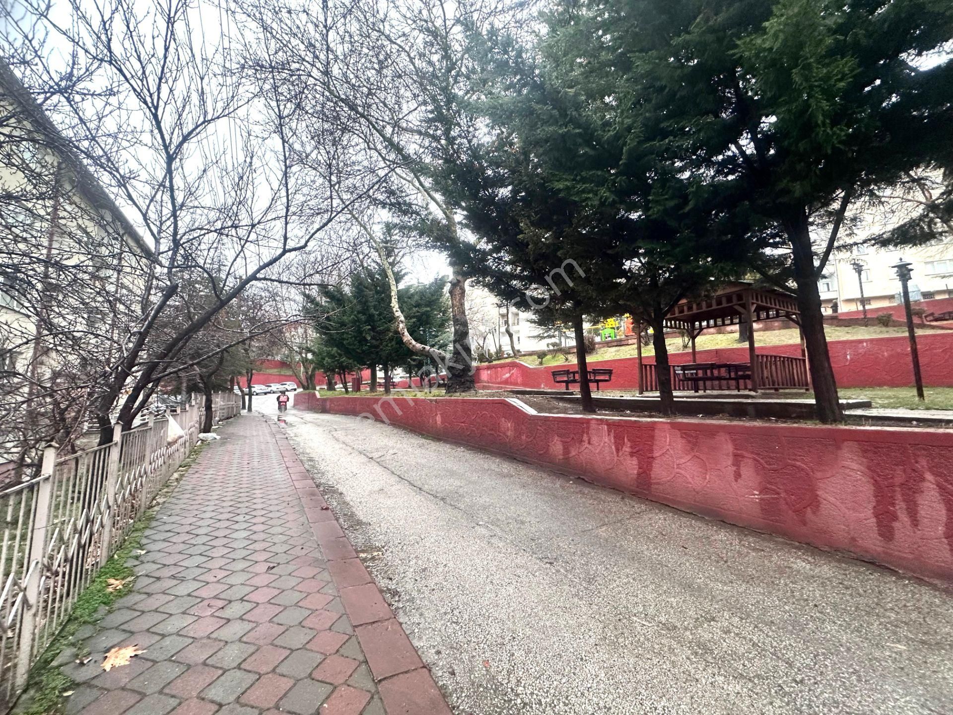 Uzman Emlak'tan Sanatoryum Caddesi Yakını Eşyalı 3+1 Daire - Görsel 20