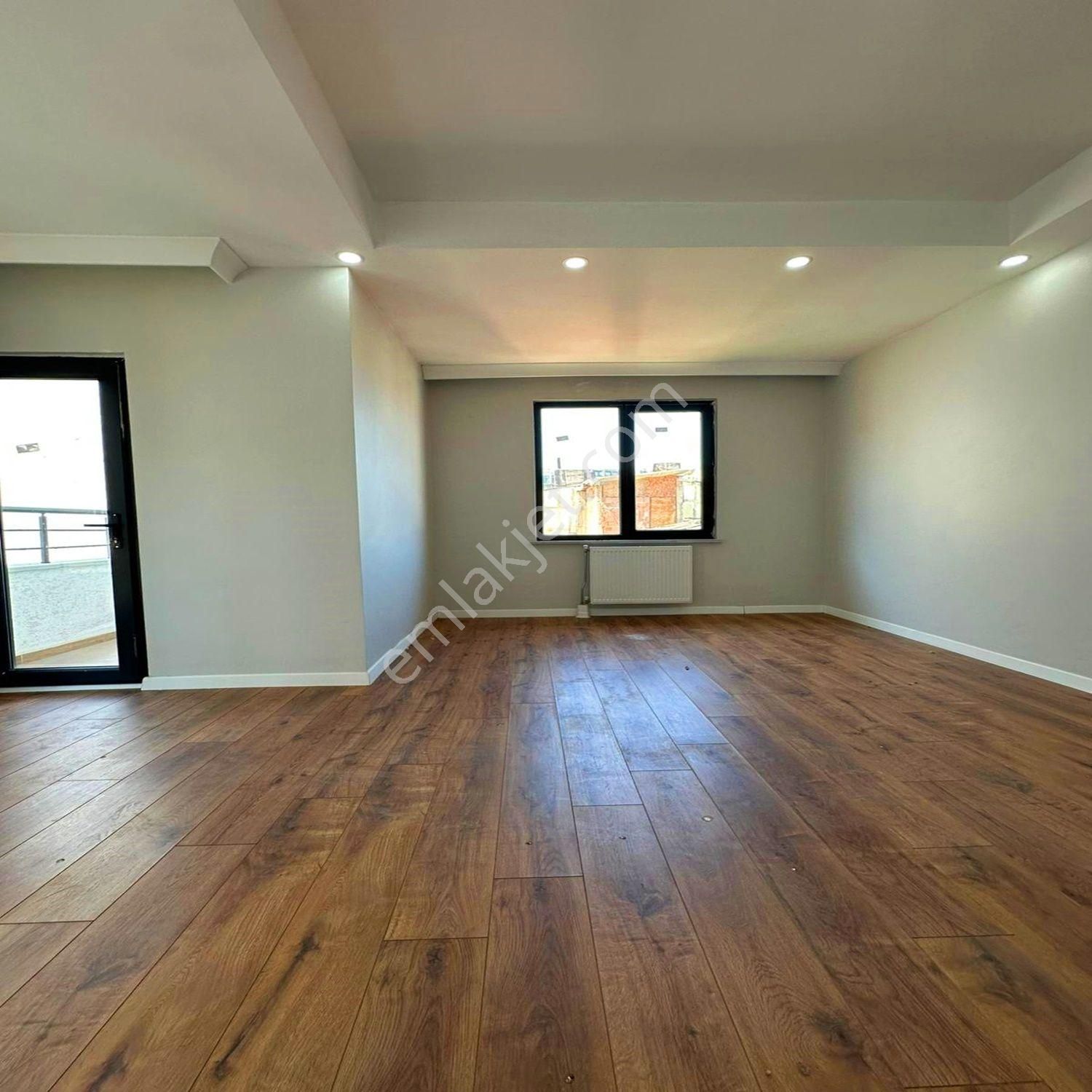 Beylikdüzü Yakuplu'da 5+2 195m2 Ön Cephe Dubleks Daire Fırsatı - Görsel 5