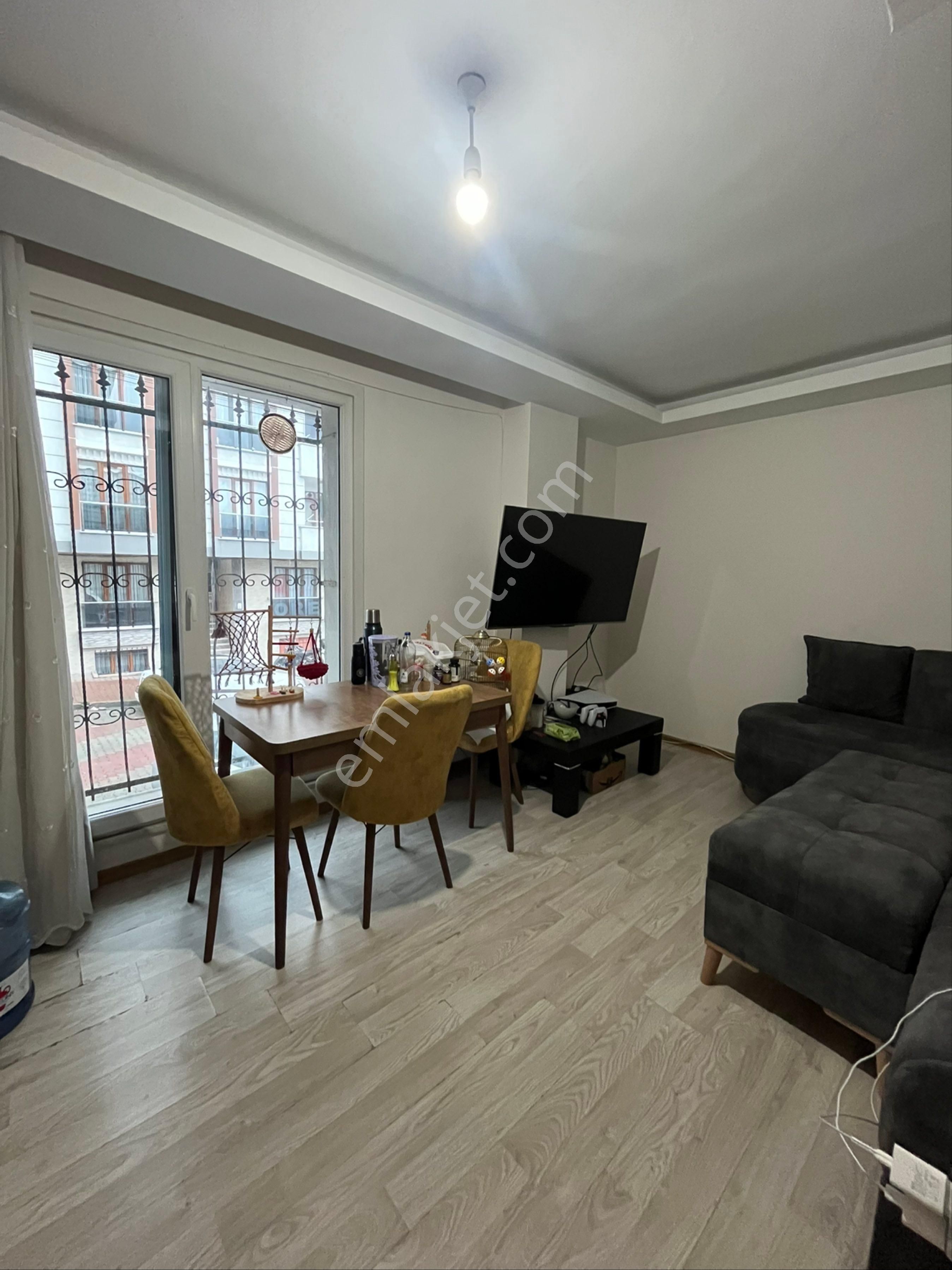 Güzelyurt'ta Metrobüse Yakın Kat Mülkiyetli Ara Kat Konforlu 2+1