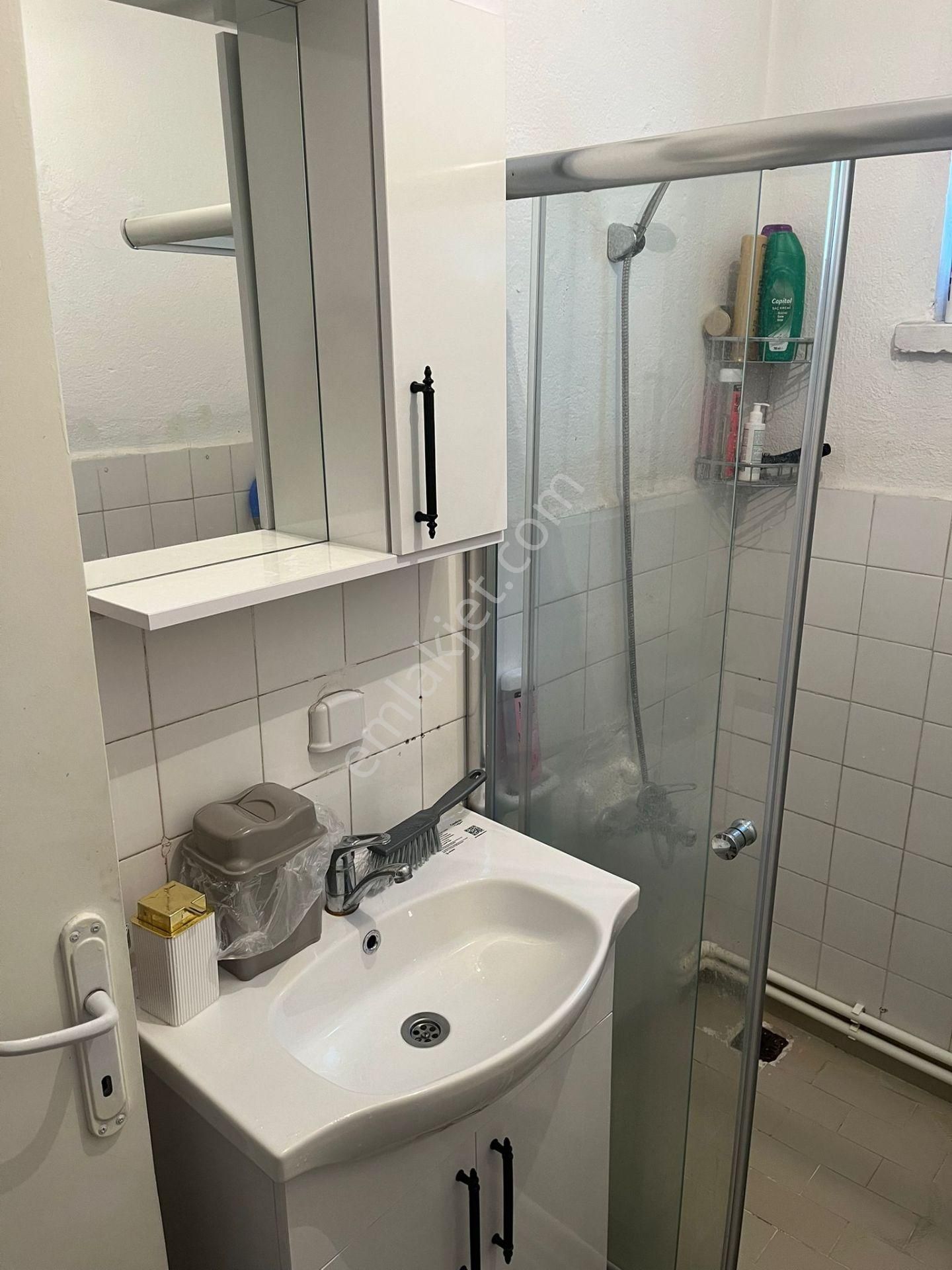 Demetevler Metrosuna Çok Yakın Asansörlü Binada 2+1 5.kat Kiralık Daire