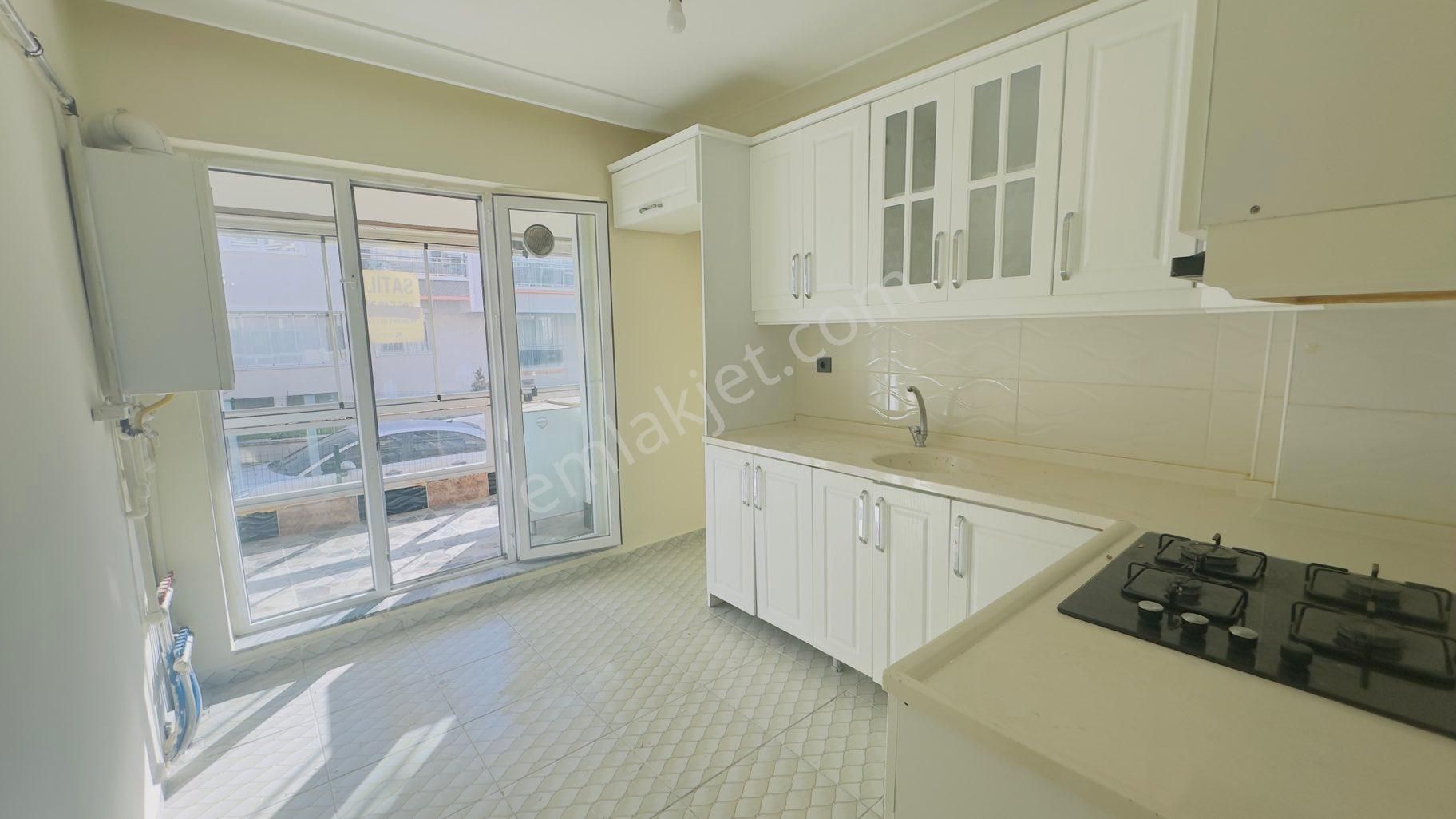 Kc Emlaktan Mükemmel Lokasyonda Kat Konumunda 3+1 120m2 Daire - Görsel 3