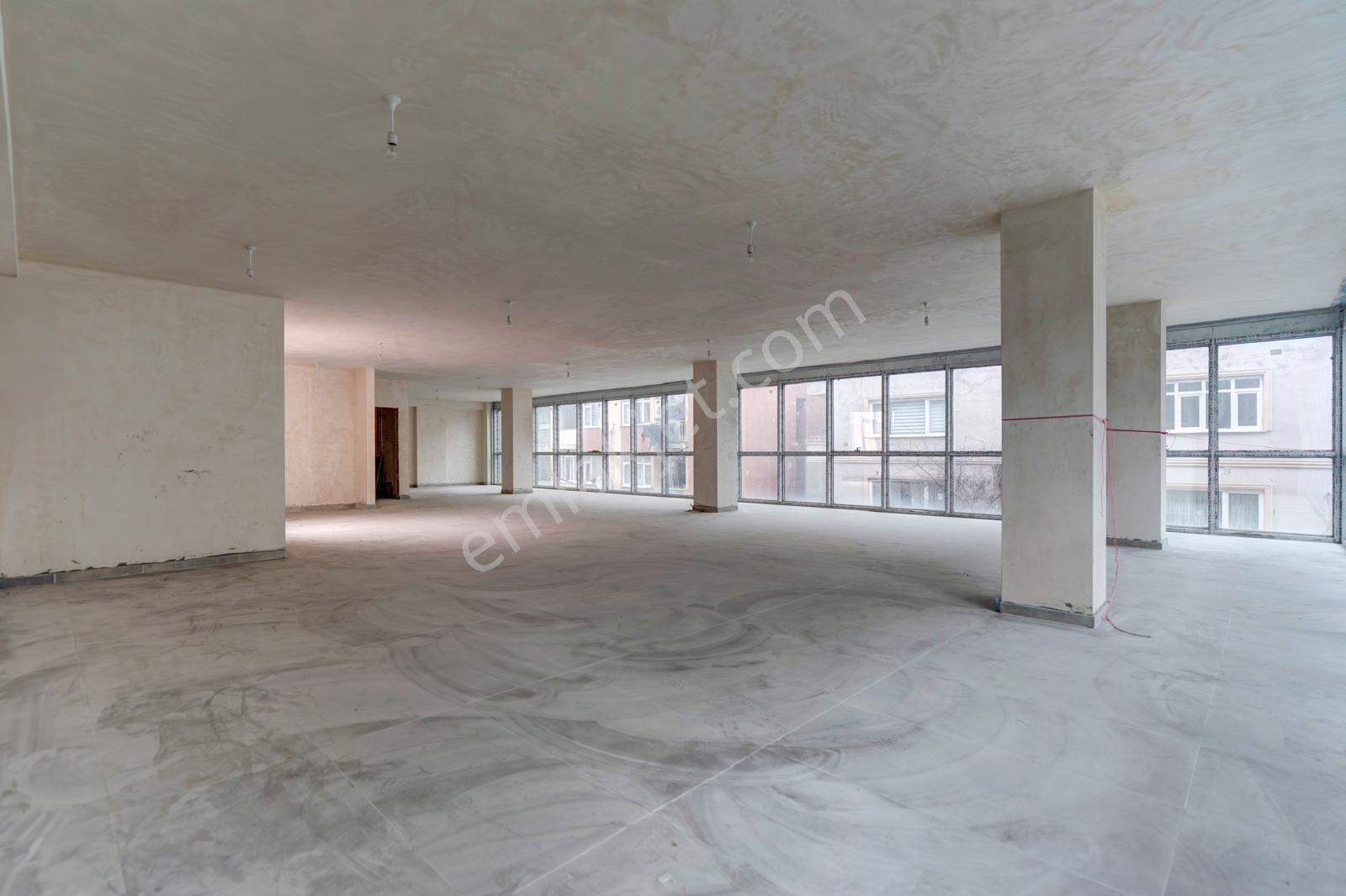 Ataşehir 'de Palladium Avm Ye Komşu Kiralık Komple Plaza - Görsel 18