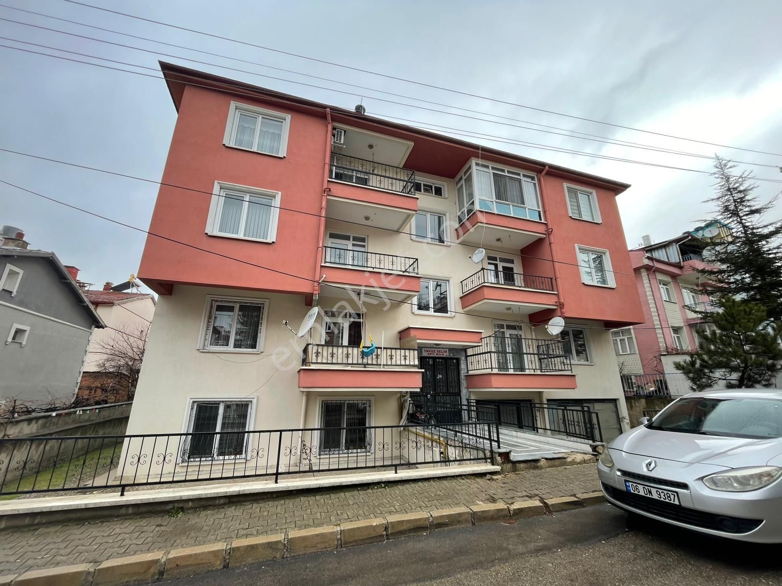 Afyon Üçok Emlaktan Mareşal F Çakmak Mah Satılık 3+1 Temiz Bakımlı Daire
