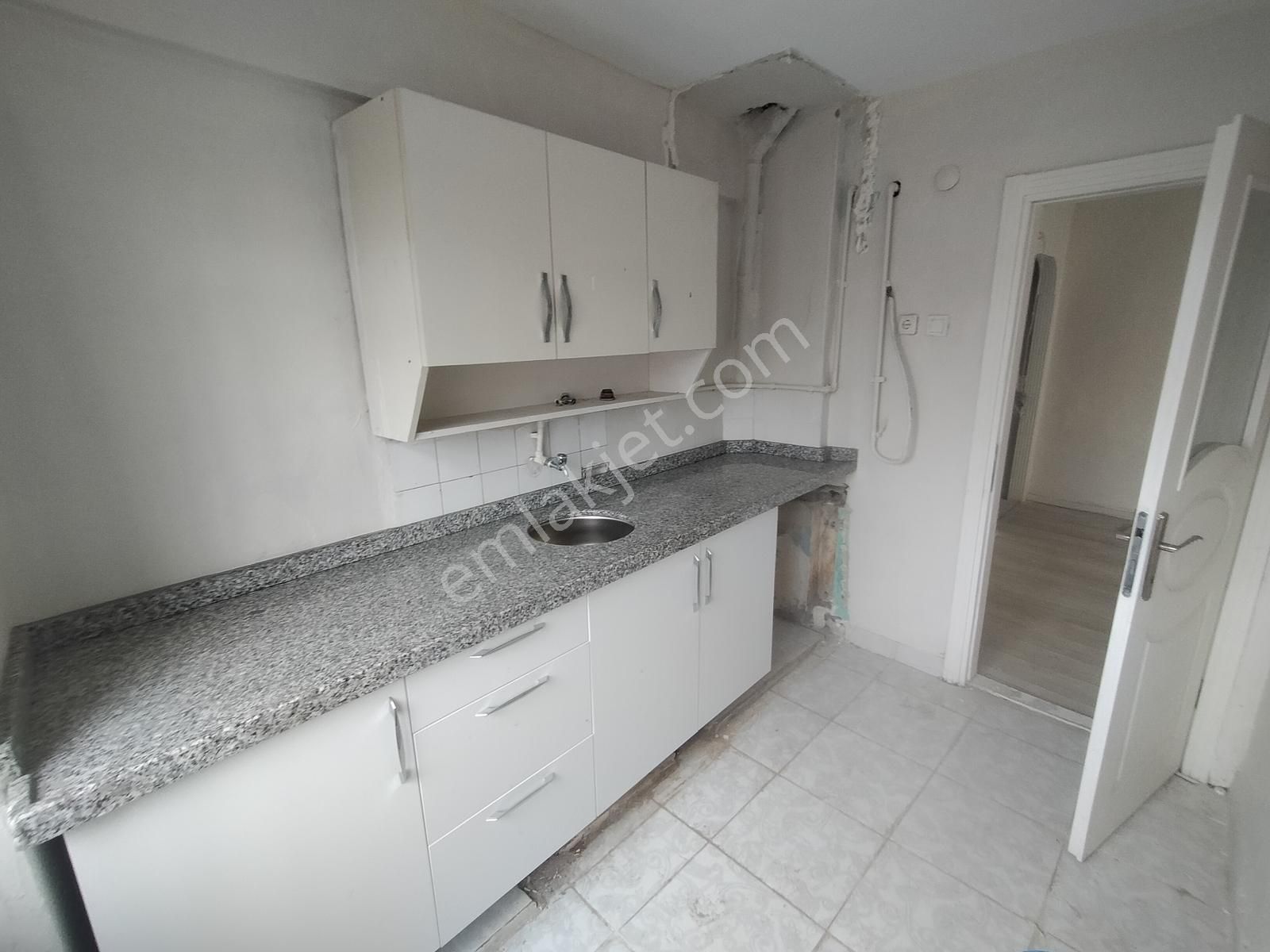 Rami Yenimahalle'de Bahçe Kullanımlı 2+1 Ferah