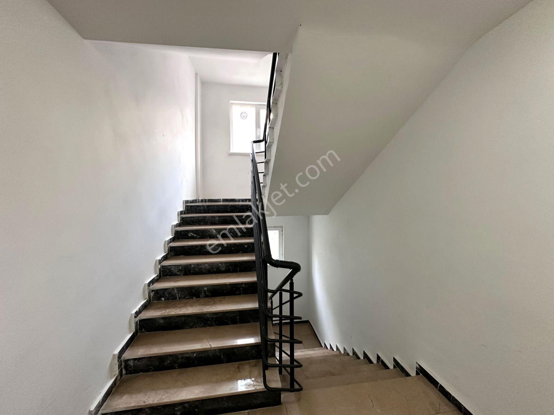 Uzman Emlak Ofisinden Kayalar Mh.de Site İçerisinde Full Yapılı Kapalı Teras Balkonlu 4+1 Daire - Görsel 35