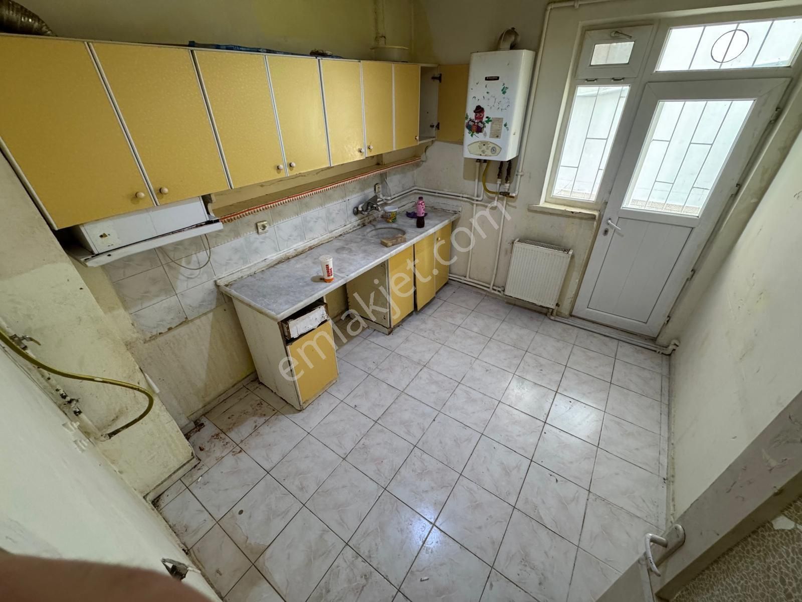 Akşemsettin Mah'de Salon Bağımsız Satılık 2+1 Yüksek Giriş