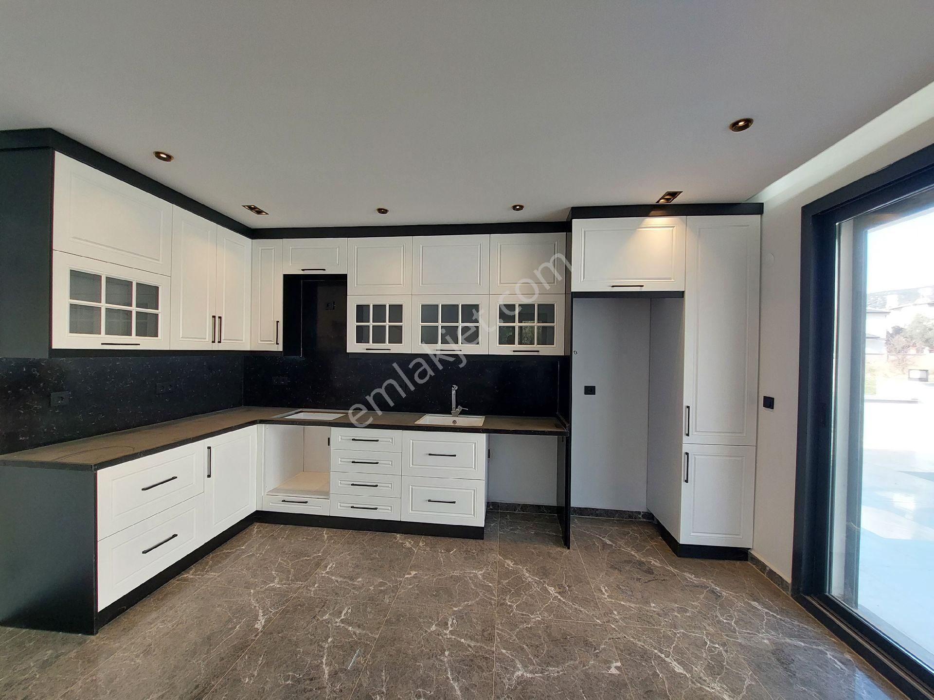 Muhteşem 4+1 Villa Havuzlu Otoparklı Ebeveyn Banyolu Alt Katta Oda - Görsel 16