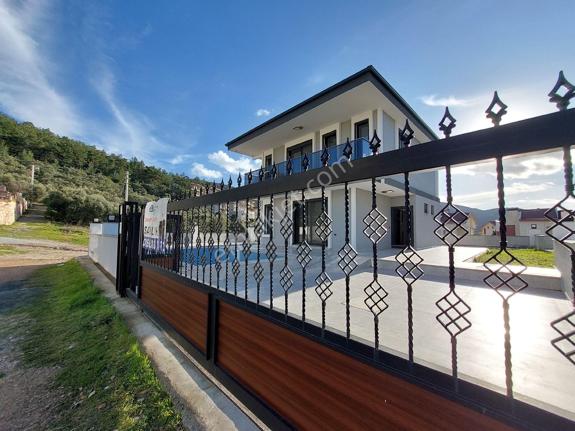 Muhteşem 4+1 Villa Havuzlu Otoparklı Ebeveyn Banyolu Alt Katta Oda