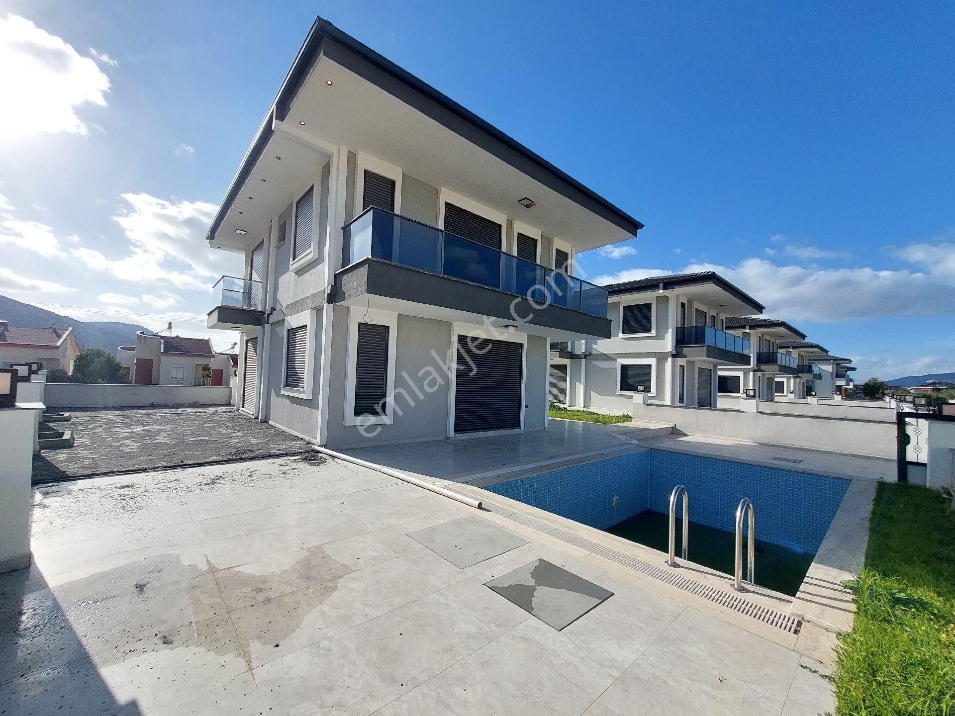 Muhteşem 4+1 Villa Havuzlu Otoparklı Ebeveyn Banyolu Alt Katta Oda - Görsel 7