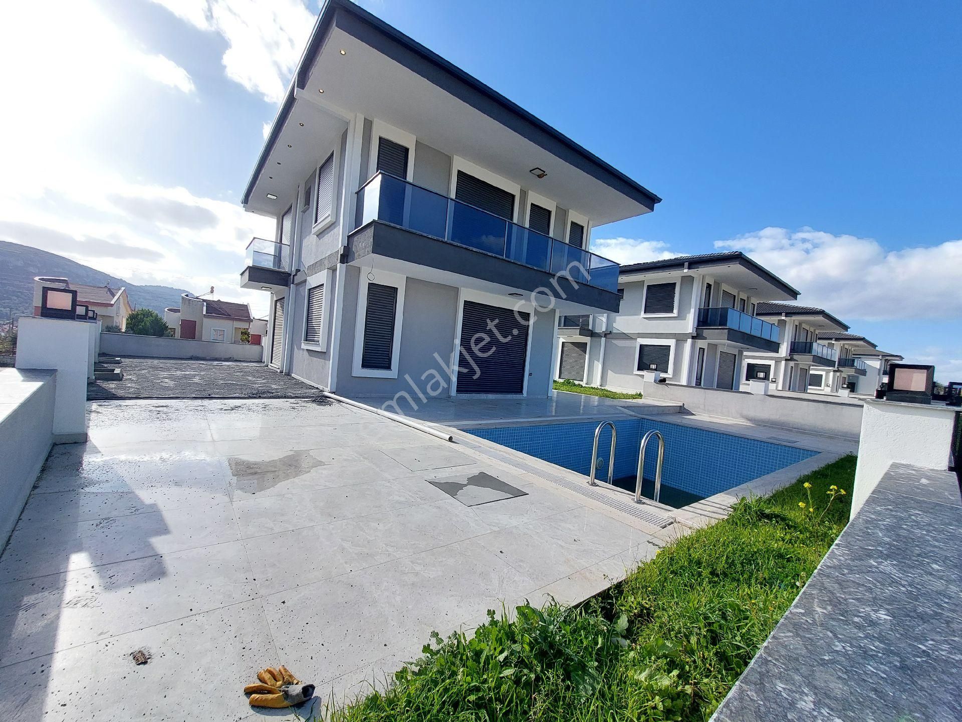 Muhteşem 4+1 Villa Havuzlu Otoparklı Ebeveyn Banyolu Alt Katta Oda - Görsel 13