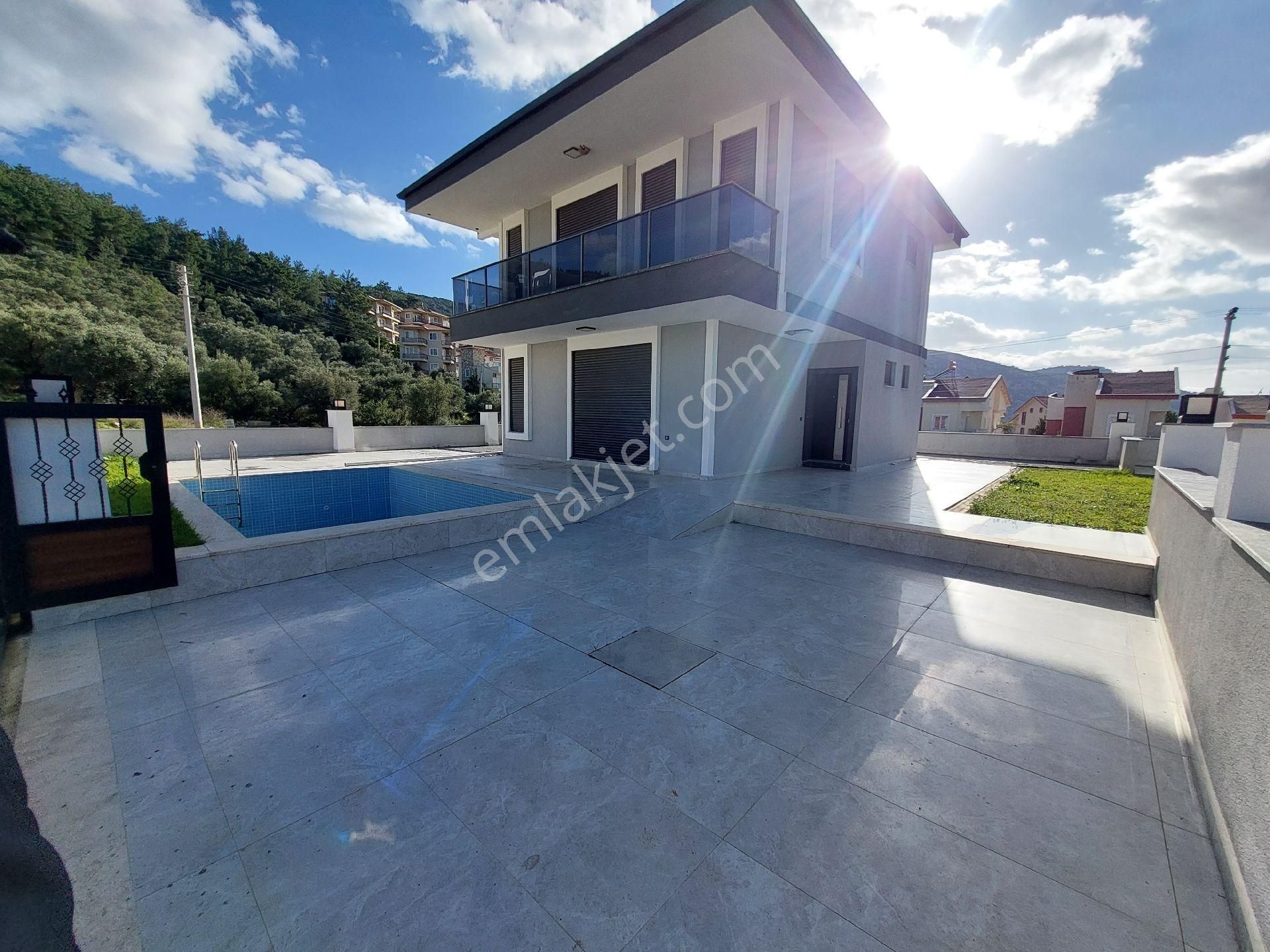 Muhteşem 4+1 Villa Havuzlu Otoparklı Ebeveyn Banyolu Alt Katta Oda - Görsel 14