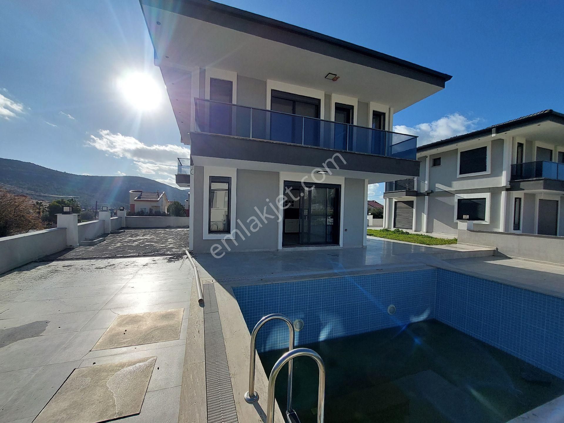 Muhteşem 4+1 Villa Havuzlu Otoparklı Ebeveyn Banyolu Alt Katta Oda - Görsel 2