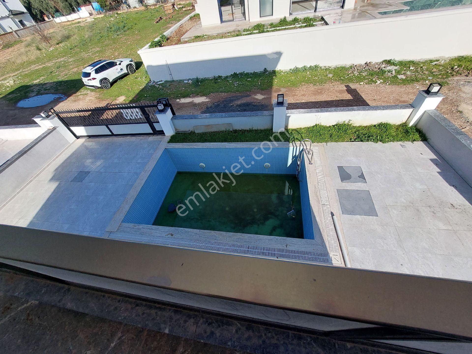 Muhteşem 4+1 Villa Havuzlu Otoparklı Ebeveyn Banyolu Alt Katta Oda - Görsel 34