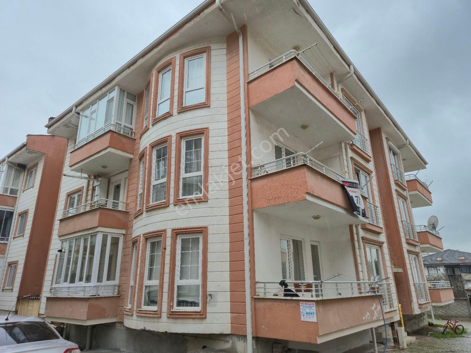 Realty World'dan Geyve Tepecikler'de Sitede Arakat 110m2 3 Balkonlu 3+1
