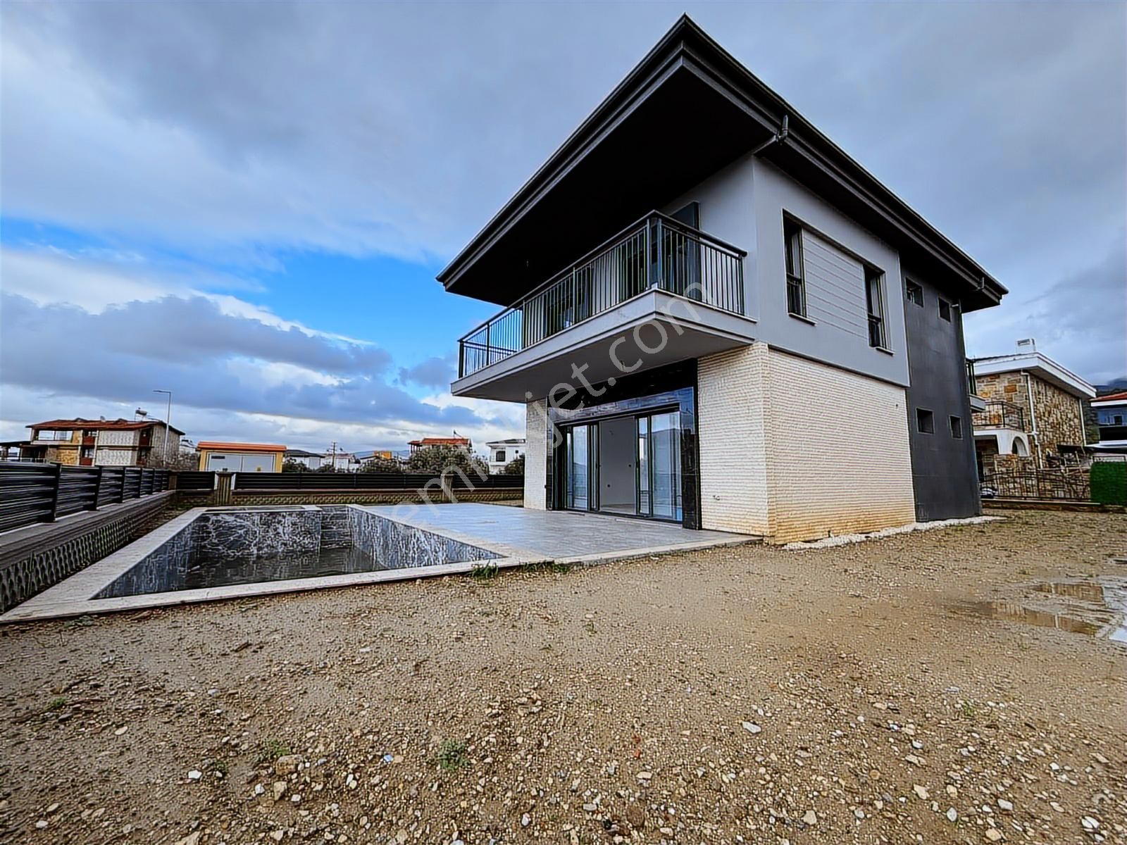 321m² Arsa İçinde Girişte Yatak Odası Olan Fırsaat Fiyatta Villa