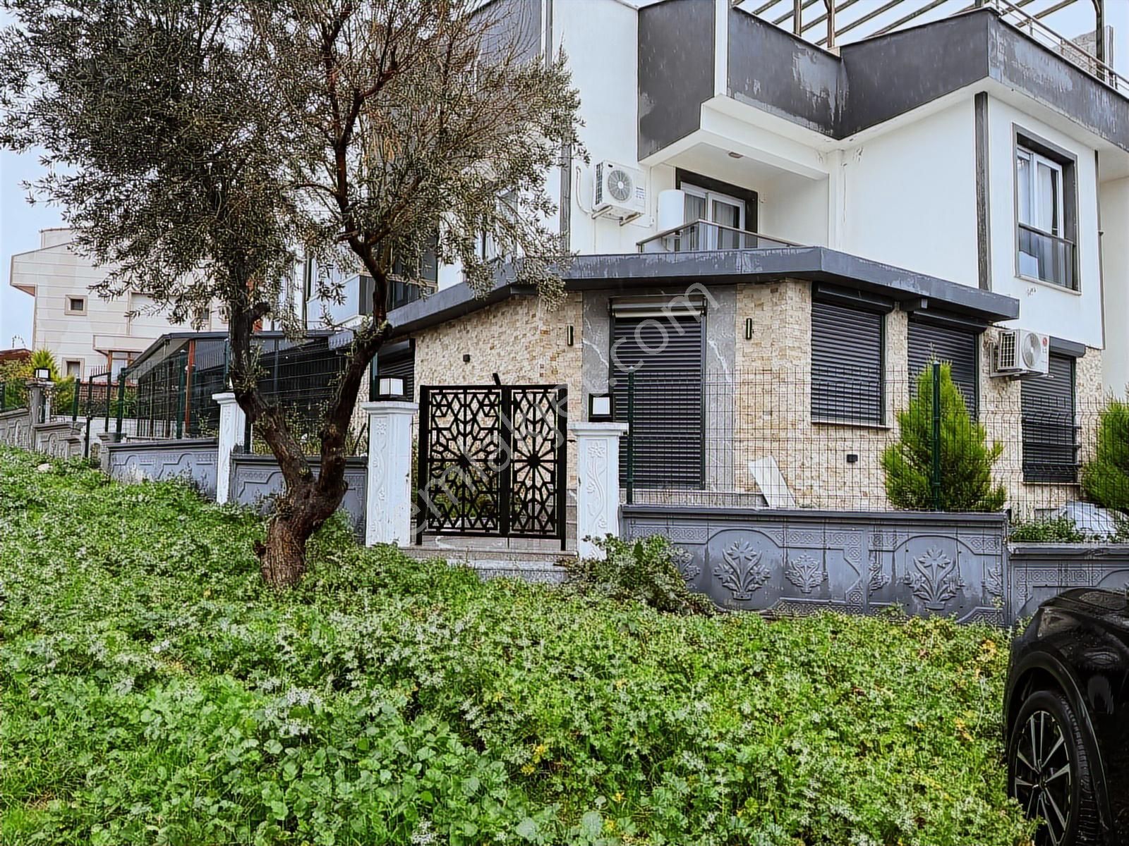 Çandarlı'da Bahçeli Müstakil Girişli Tam Eşyalı Satılık Ev - Görsel 3