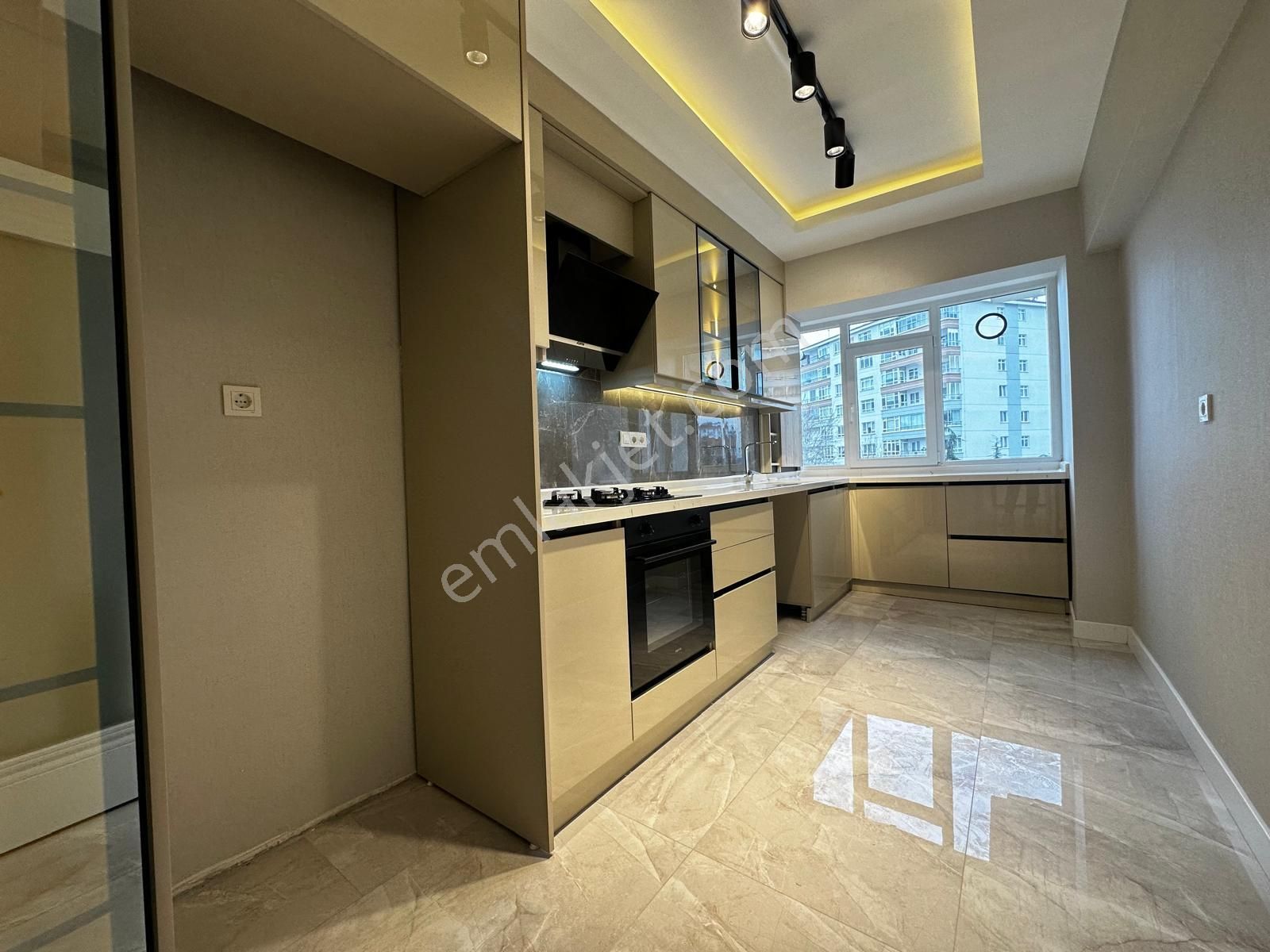 Kariyer'den Aşağı Eğlence'de 3+1 Ultra Lüx Güney Cephe Katta Geniş Daire - Görsel 9