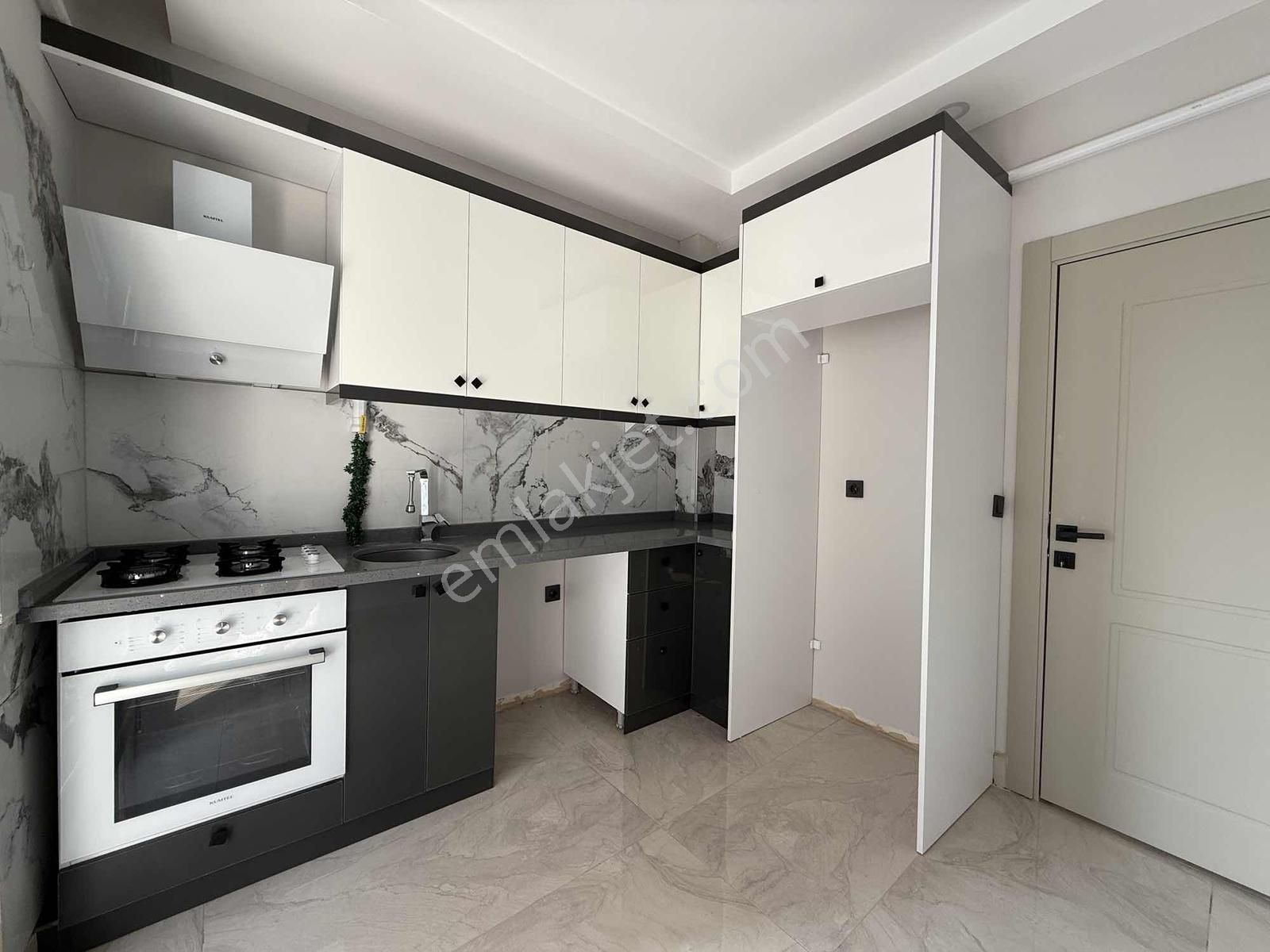 Burhaniye Bahçelievler'de Kiralık Sıfır 2+1 100 M2 Ara Kat Daire