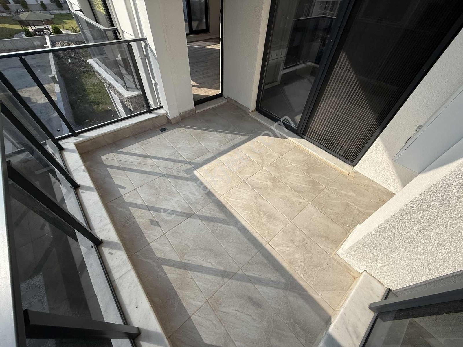 Burhaniye Bahçelievler'de Kiralık Sıfır 2+1 100 M2 Ara Kat Daire - Görsel 4