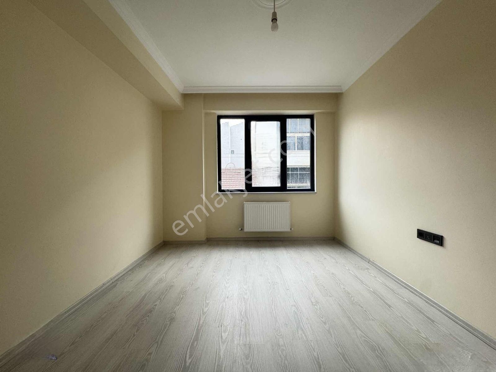 Akademi'den Çamlıca'da Ara Kat Asansörlü 1+1 Satılık Daire