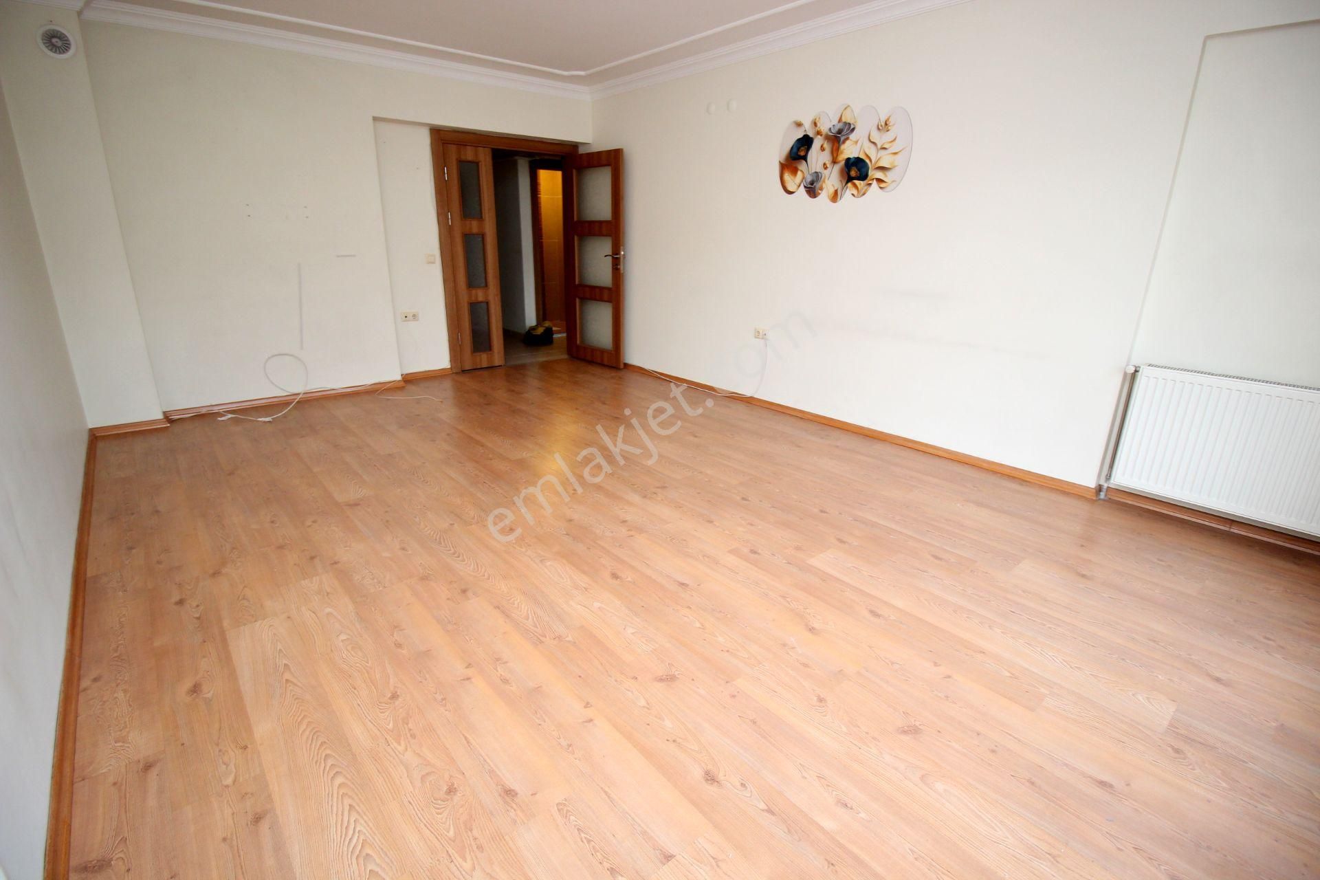 Emre Emlaktan Gökçek Mahallesinde Hastane Karşısında Asansörlü Geniş Kiralık 3+1 Daire - Görsel 7