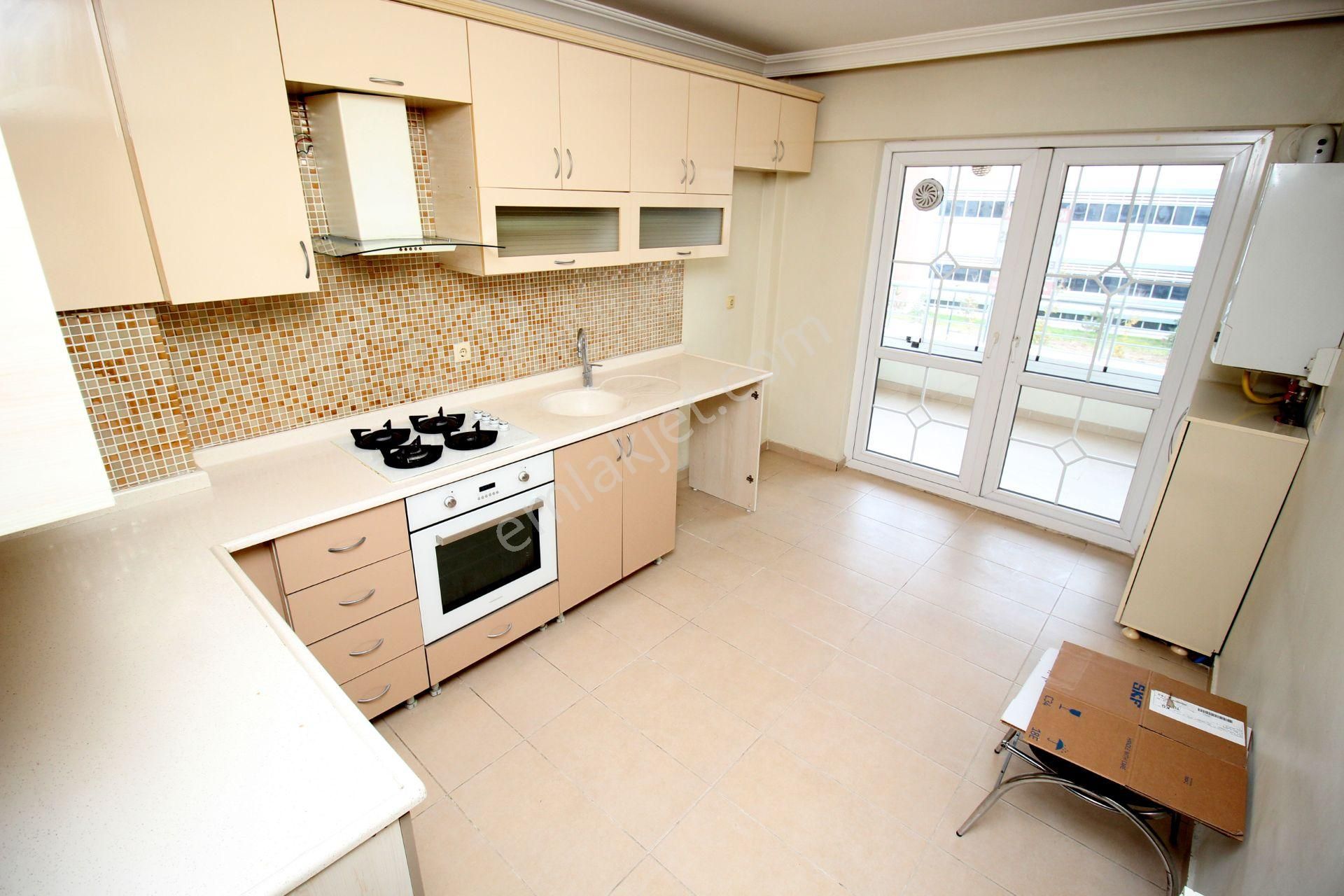 Emre Emlaktan Gökçek Mahallesinde Hastane Karşısında Asansörlü Geniş Kiralık 3+1 Daire - Görsel 4