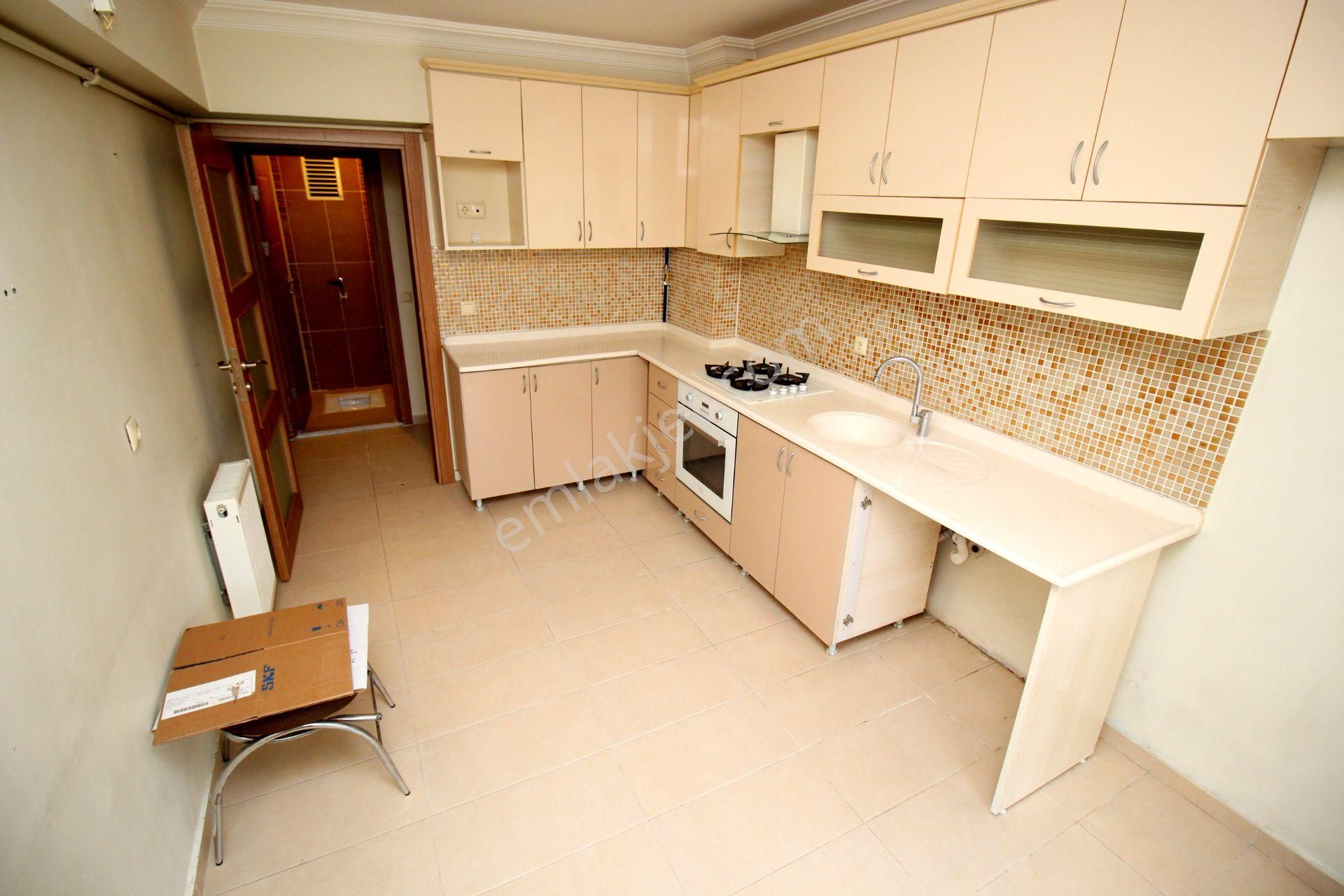 Emre Emlaktan Gökçek Mahallesinde Hastane Karşısında Asansörlü Geniş Kiralık 3+1 Daire - Görsel 3