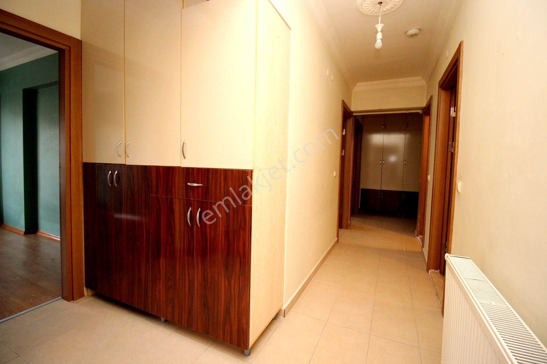 Emre Emlaktan Gökçek Mahallesinde Hastane Karşısında Asansörlü Geniş Kiralık 3+1 Daire - Görsel 23