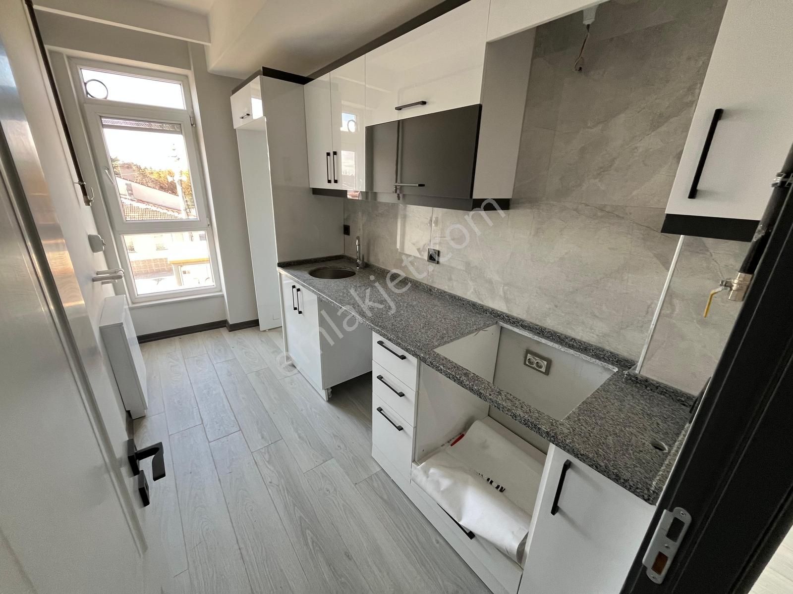 Anadolu Üni. İçem Kapısı Ve Uluzafer Yakını Park Manzaralı 2+0