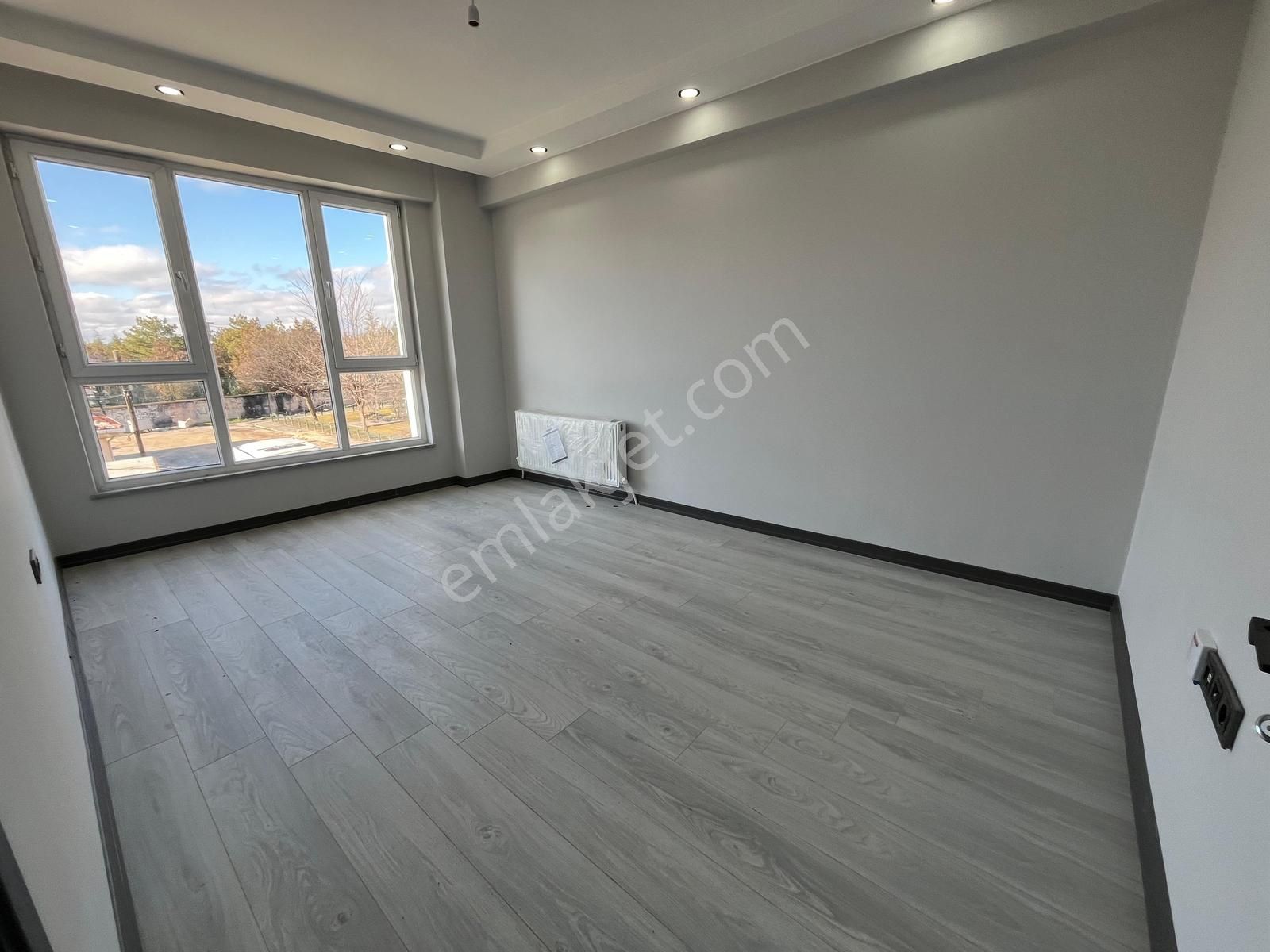 Anadolu Üni. İçem Kapısı Ve Uluzafer Yakını Park Manzaralı 2+0 - Görsel 2