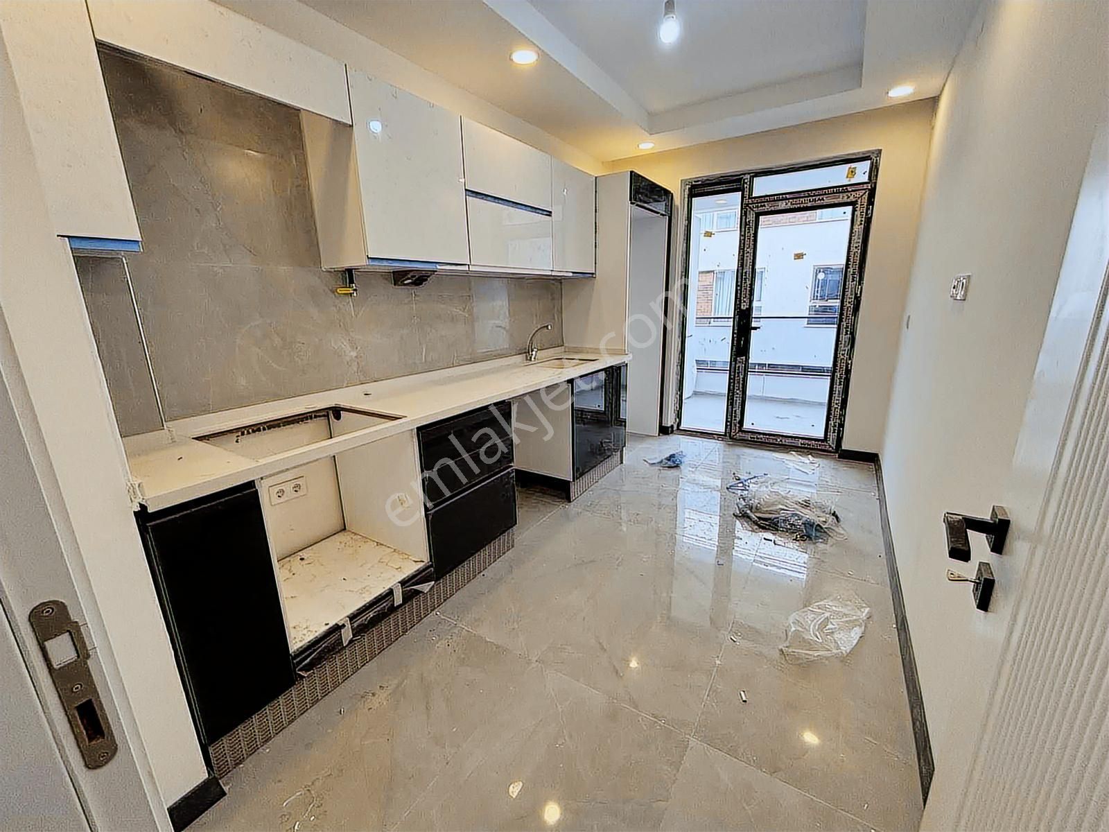 Sütlüce'nin En Değerli Konumunda Balkonlu Muazzam 2+1 A-14