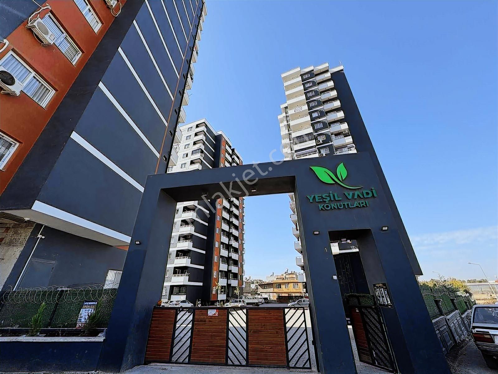 Yüreğirde Site İçerisinde Lüx 3+1 K.mutfak Satılık Daire