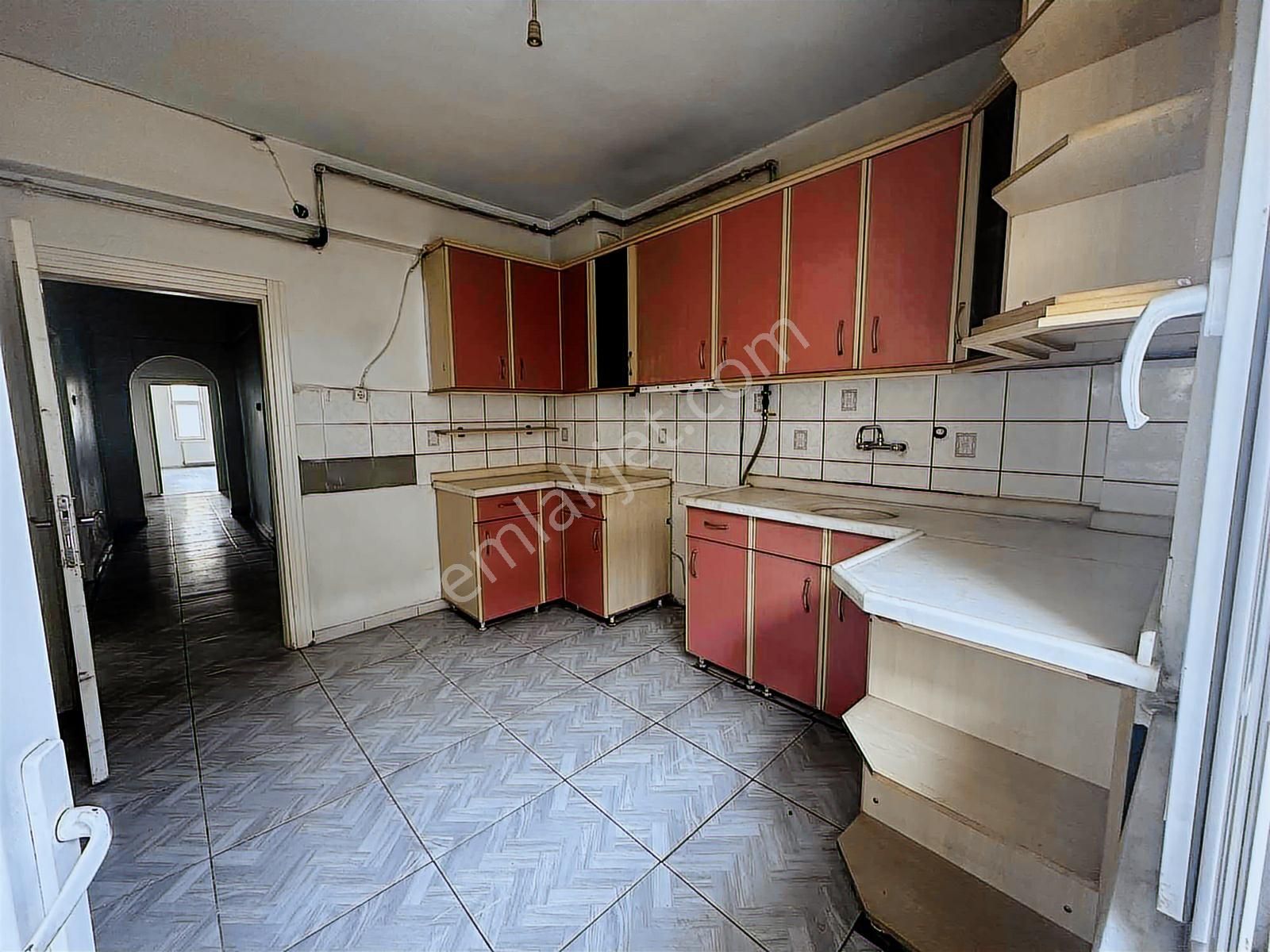 Huzurevleri Pazar Sokağında Satılık 3+1 Daire