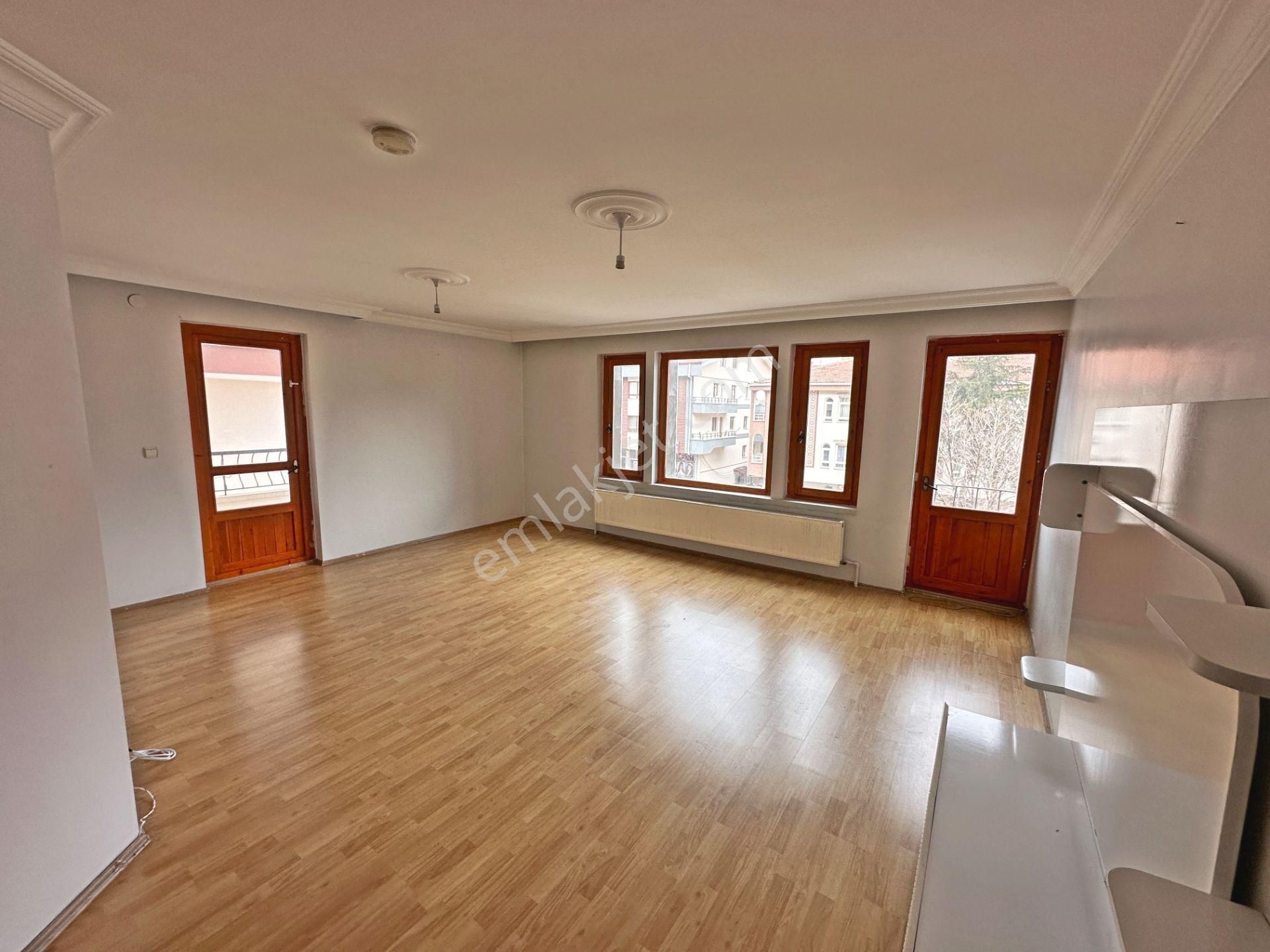 Mamak Belediye Yakınında Ara Katta Ön Cephede 3+1 Kiralık Daire