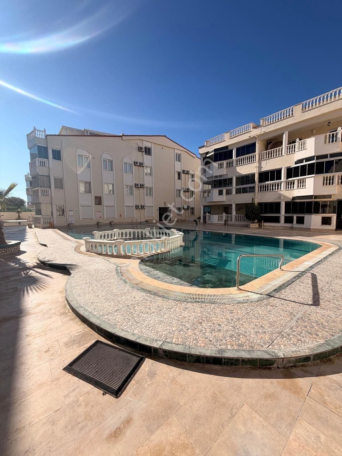 Site İçinde 3 Havuzlu, Eşyalı, Havuz Cepheli 2+1 Geniş Daire