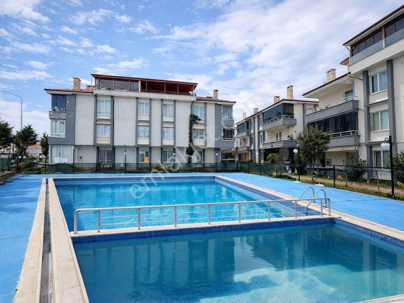 Karasu'da Yaz Sezonuna Uygun, Havuzlu Sitede 2+1 Satılık Daire