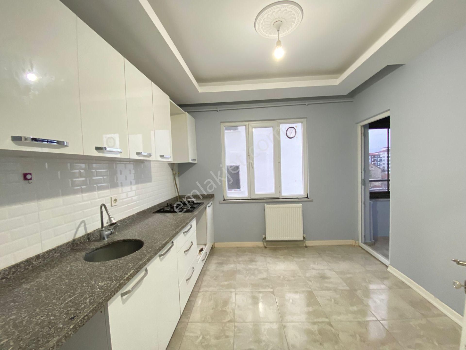 Akyüz Gayrimenkul Den; Merkezı Konumda Iskanlı Kombılı Satılık 2+1 Daire - Görsel 2