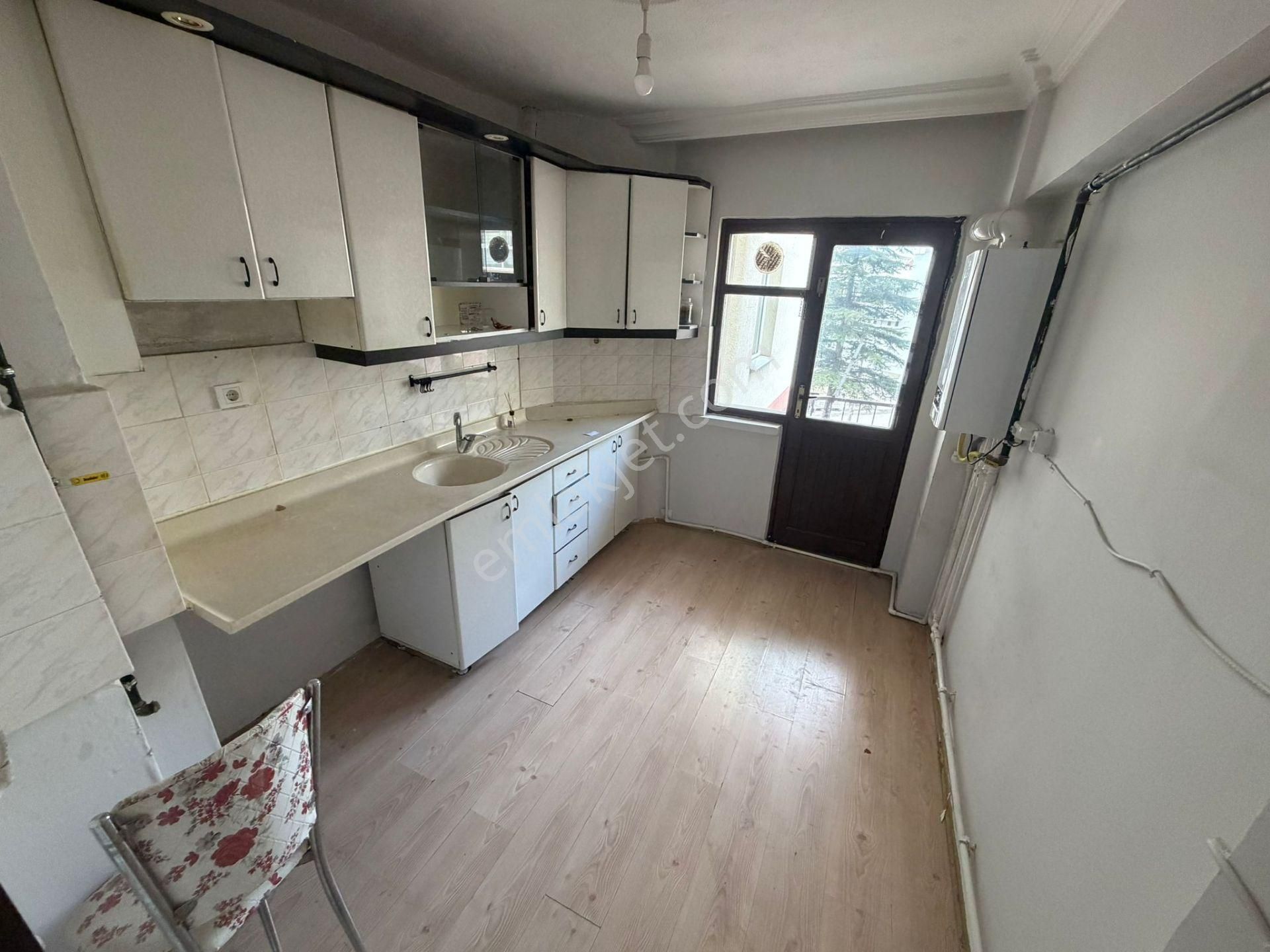 Koza Emlak'tan Ertuğrulgazi Mahalesinde Site İçin De Ara Katta Bağımsız 3+1 Satılık Daire - Görsel 3