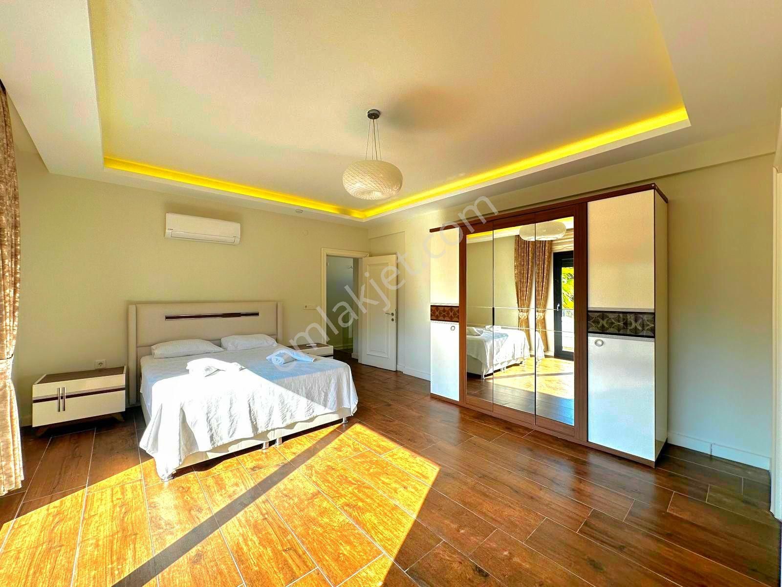 Kuşadasında Özel Havuzlu Köşe Konumlu Tek Müstakil 4+1 Villa - Görsel 22