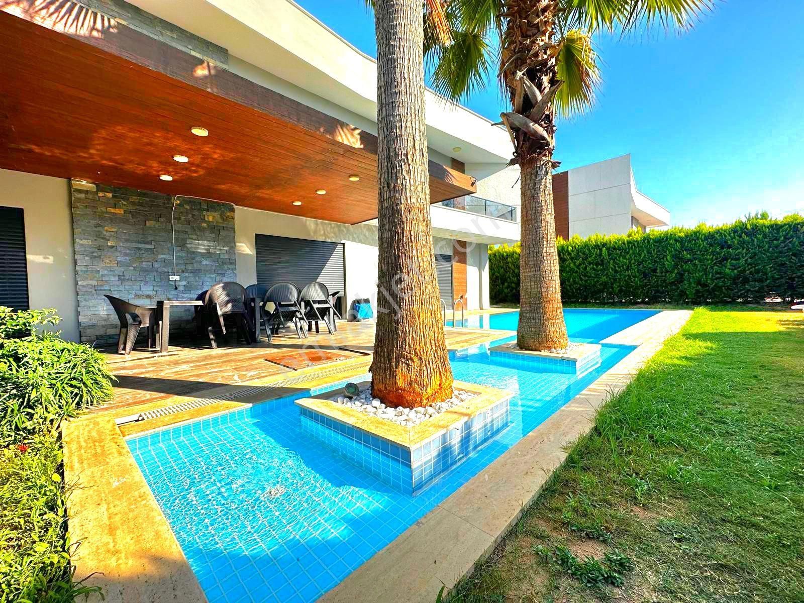 Kuşadasında Özel Havuzlu Köşe Konumlu Tek Müstakil 4+1 Villa - Görsel 2