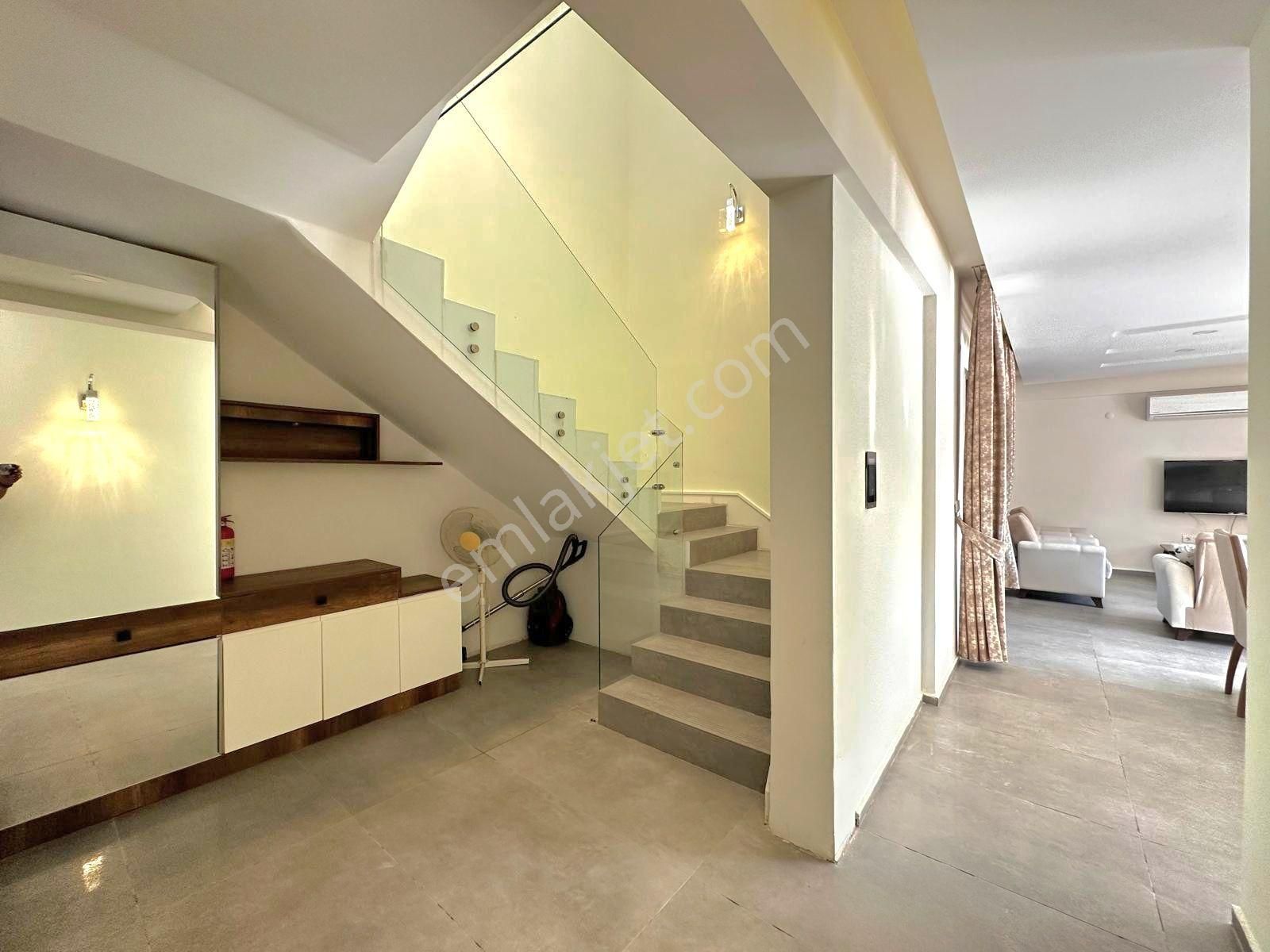 Kuşadasında Özel Havuzlu Köşe Konumlu Tek Müstakil 4+1 Villa - Görsel 13