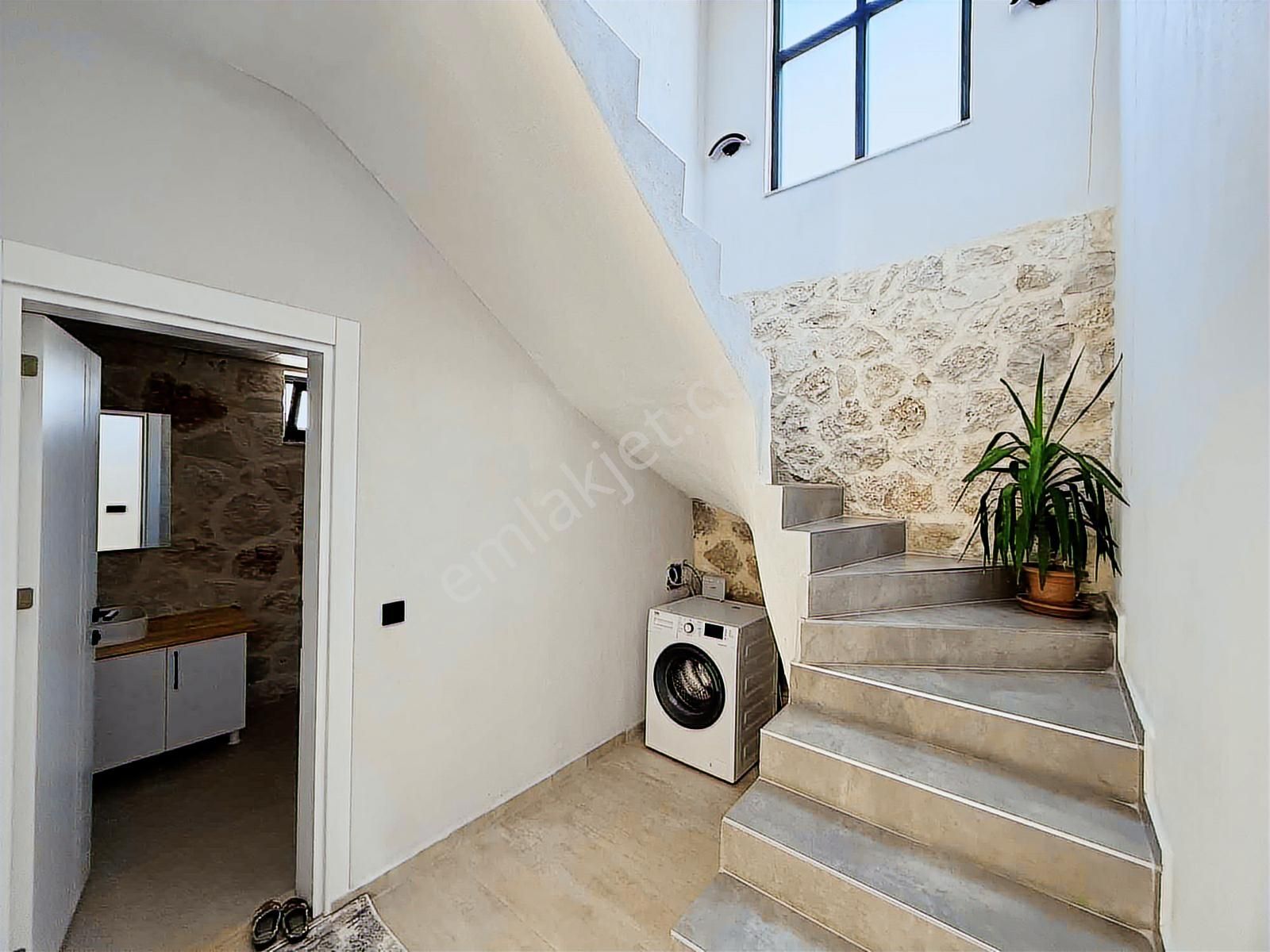 Kaş Kekova Yol Üzeri Satılık 4+1 Villa