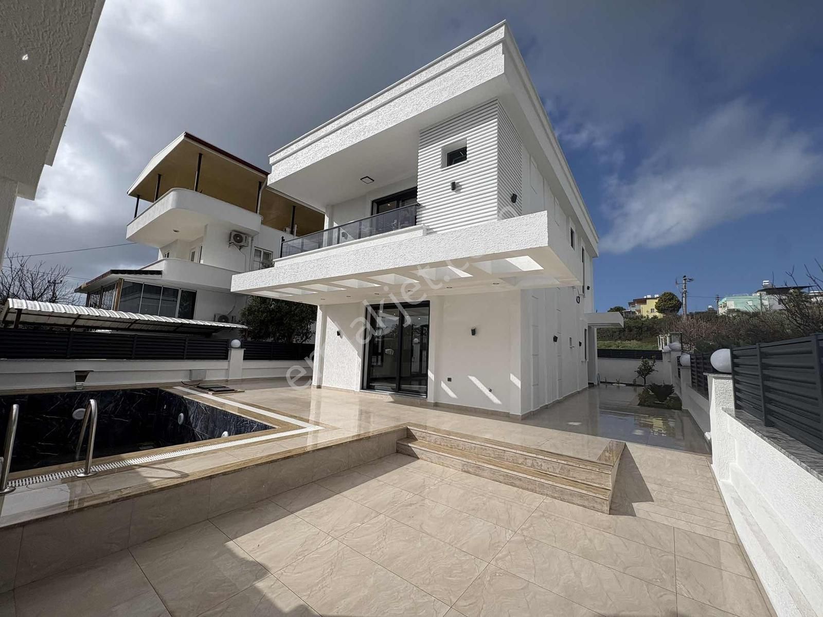 Didim Mersinderede Denize 800mt 4+1 Lüks Villa