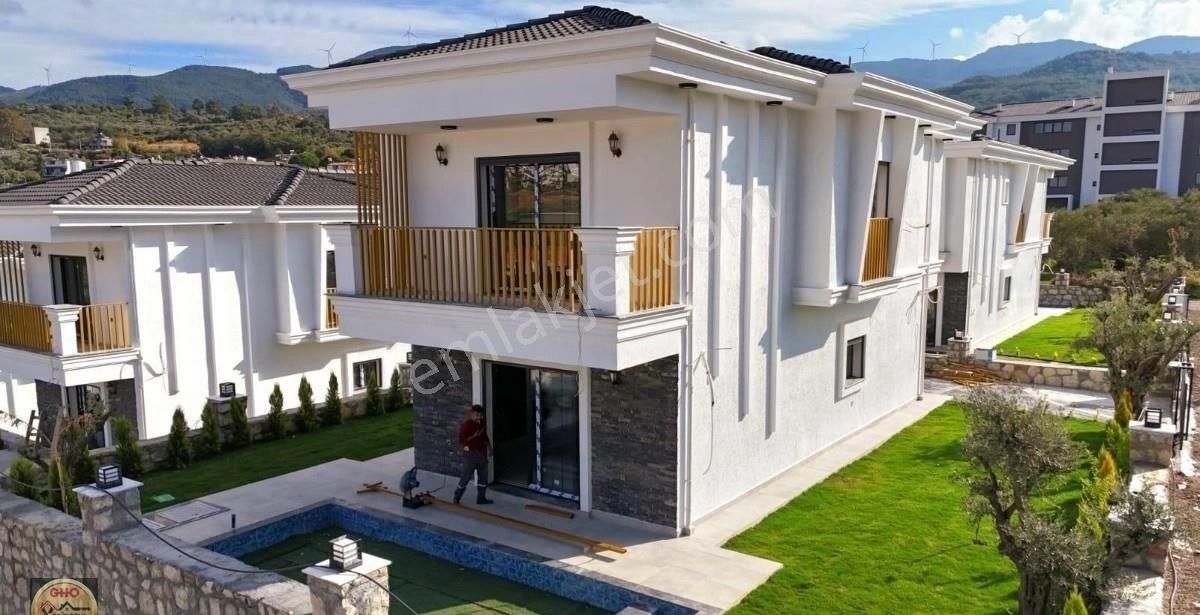 Kuşadası Davutlar Merkezde Özel Havuzlu Satılık Villa