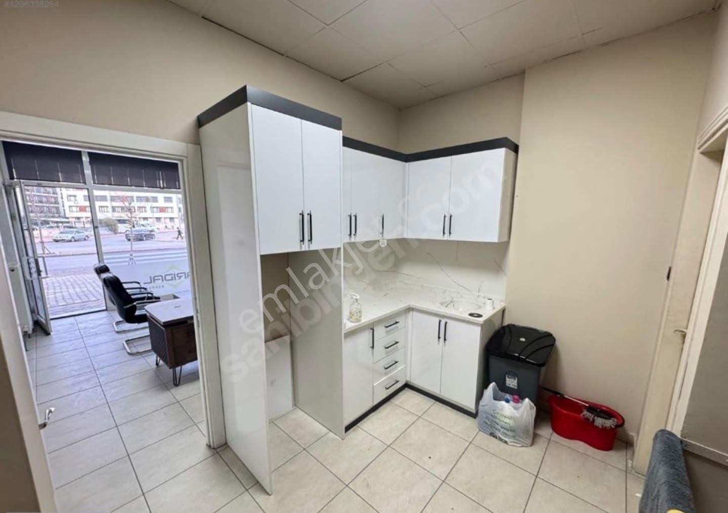 Ali Ulvi Kurucu Caddesi Üzerinde İşlek Yapılı Kepenkli Fırsat - Görsel 22