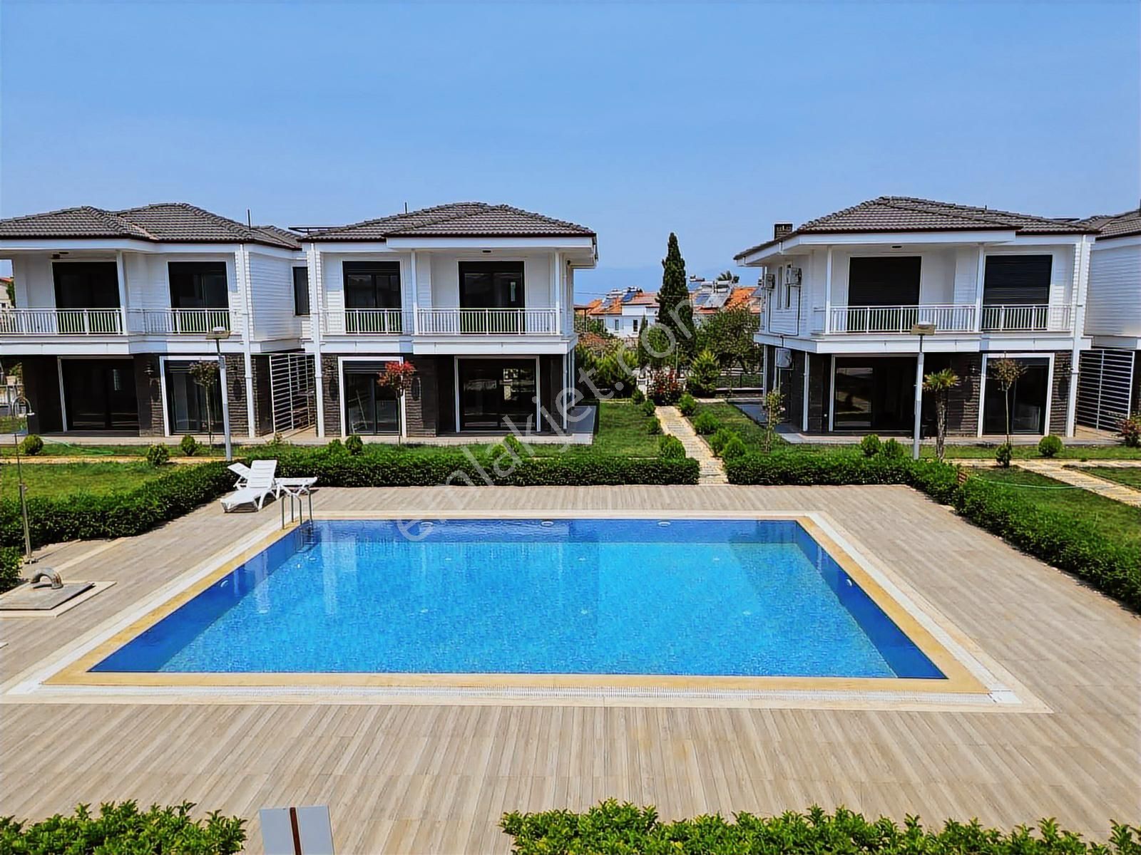 Onmax Pelitköy Sahil'de Satılık Sıfır 3+1 Site İçi Havuzlu Villa