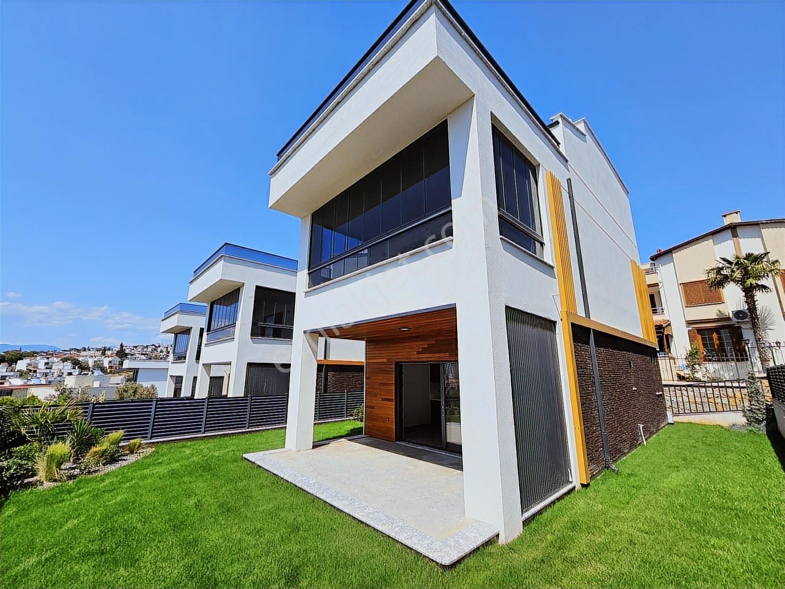 Pelitköy'de Denize 100 Metre Ultra Lüks Villa