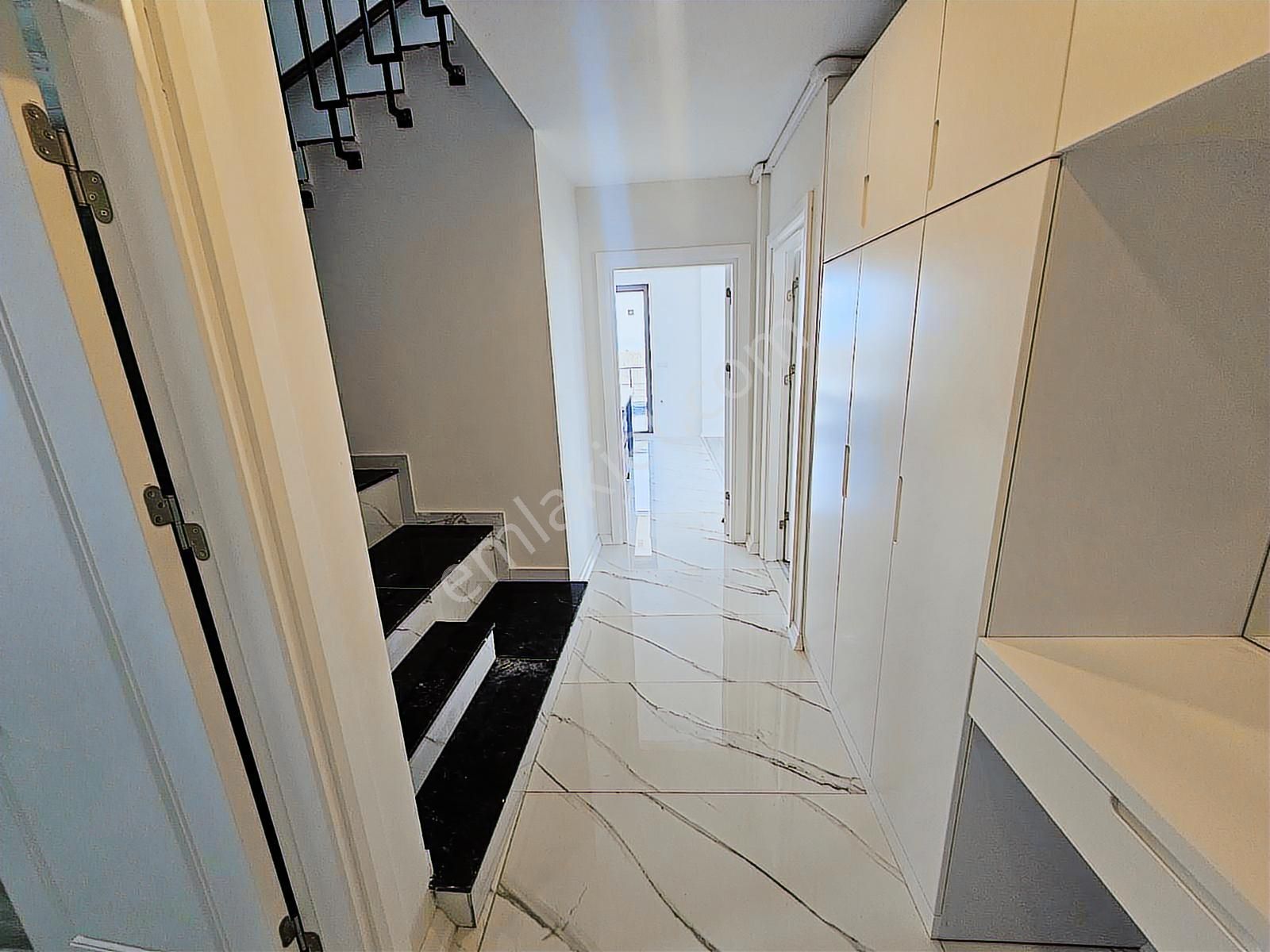 Deniz, Doğa Ve Şehir Avantajını Tek Çatıda Buluşturan 5+1 Villa - Görsel 4