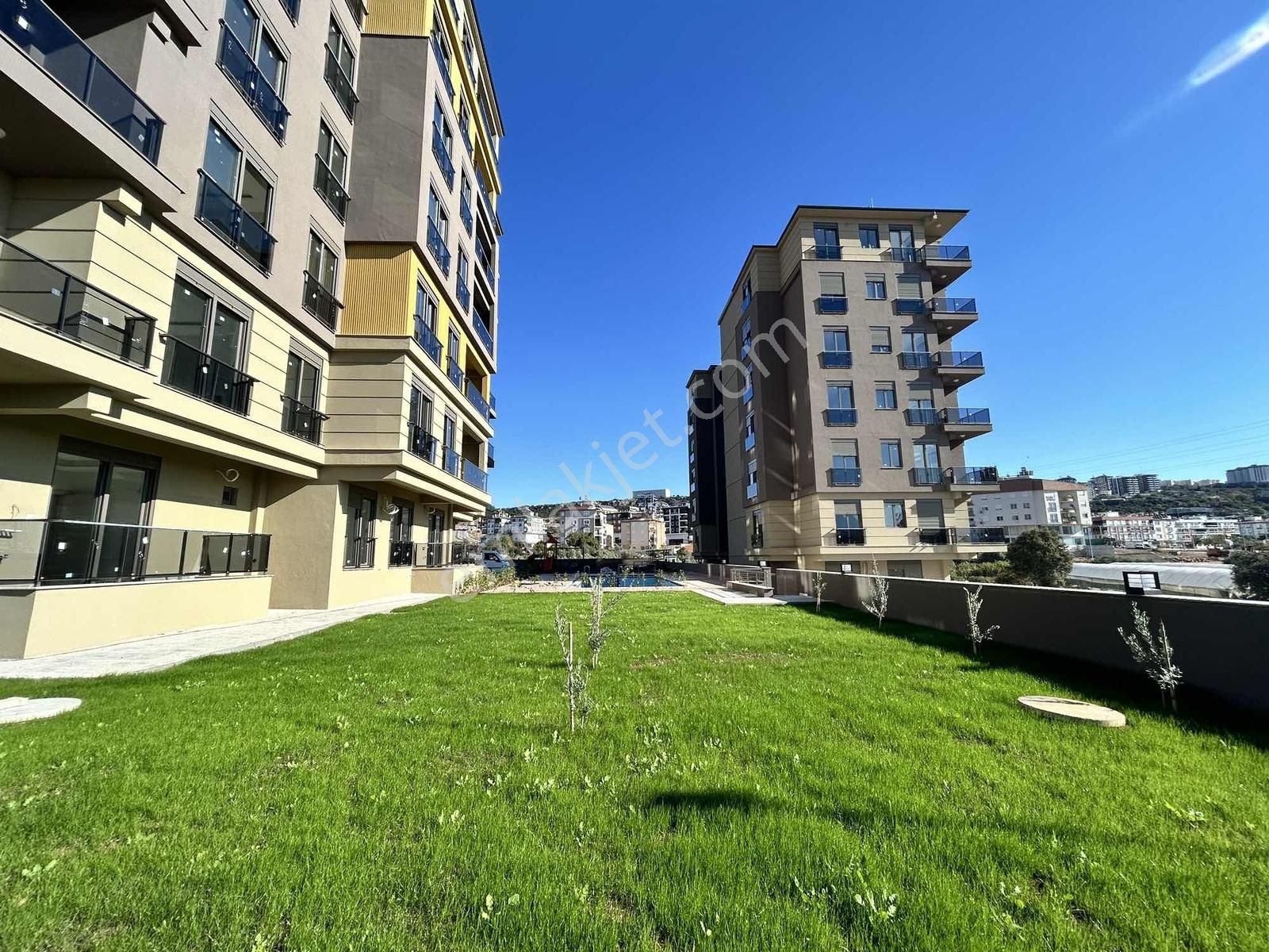 Göçerler'de Satılık Lüks 1+1 Katta Daire Havuzlu