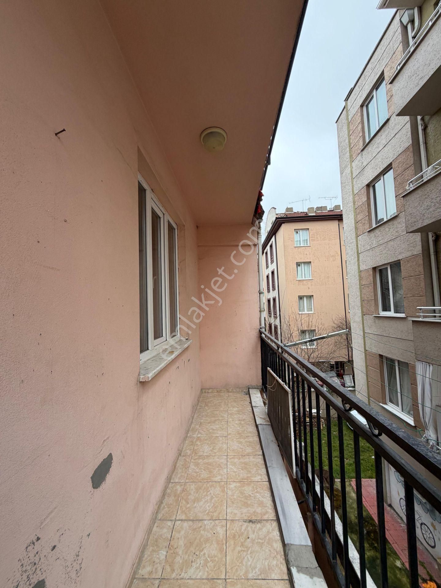 Akademi'den Şimşek Sokak Üzeri Ara Kat Balkonlu Köşe Kiralık 2+1 - Görsel 12